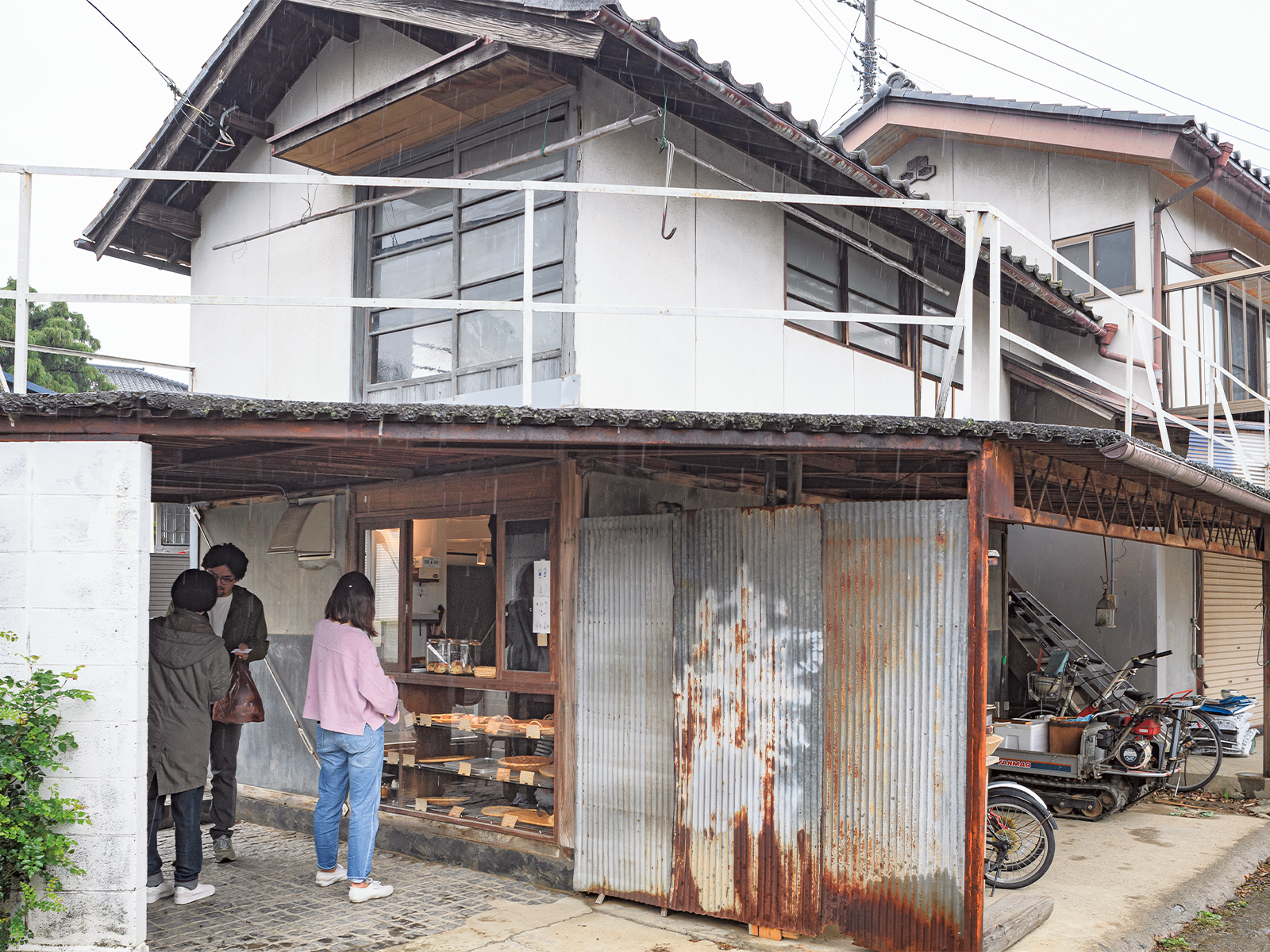 農作業機小屋をリノベした店。パンの味わいに合う建物になった。今では山梨屈指の人気店だ。