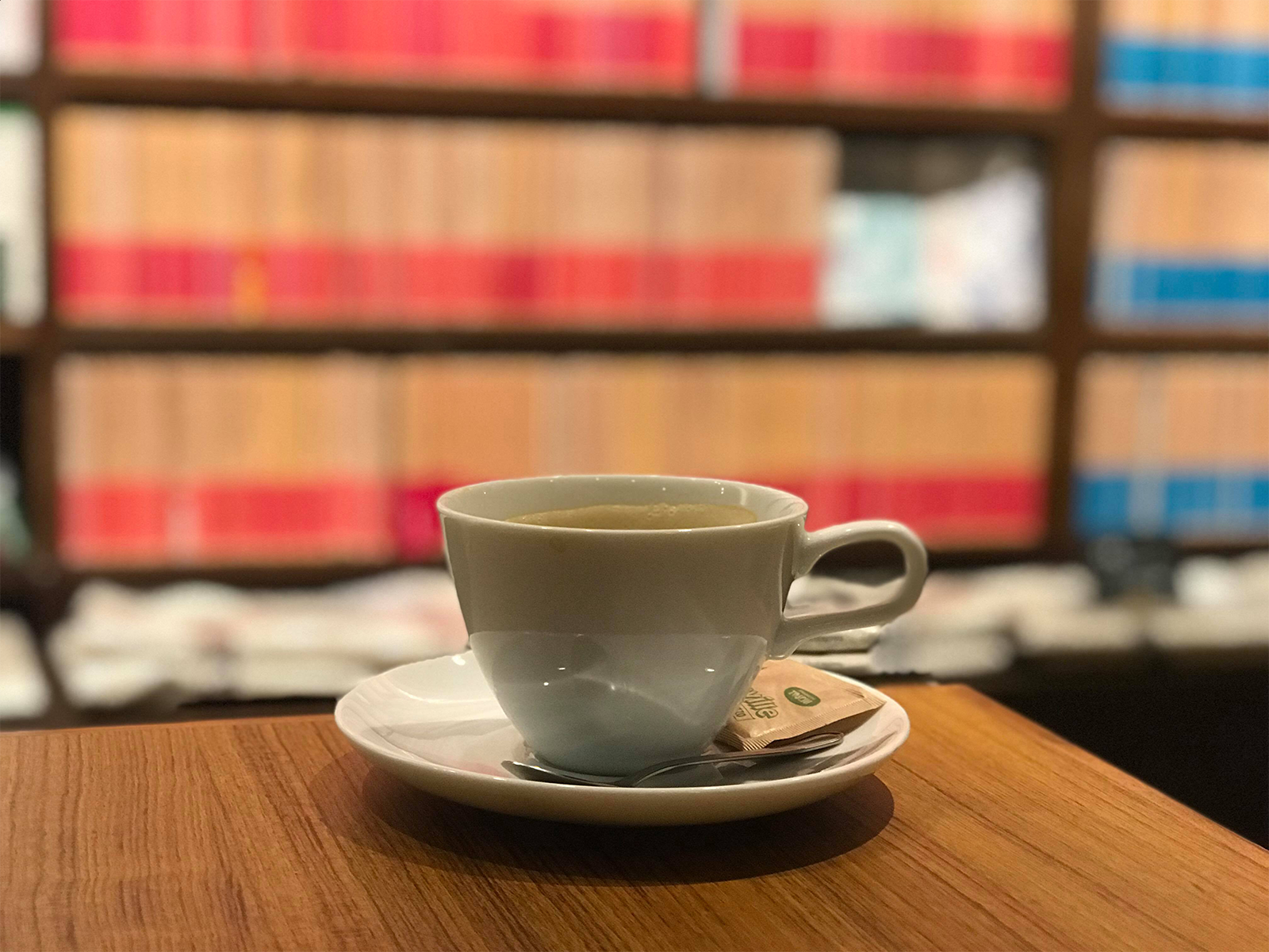 本棚を眺めながらコーヒーを。あの本、読んでみたい!とワクワク。