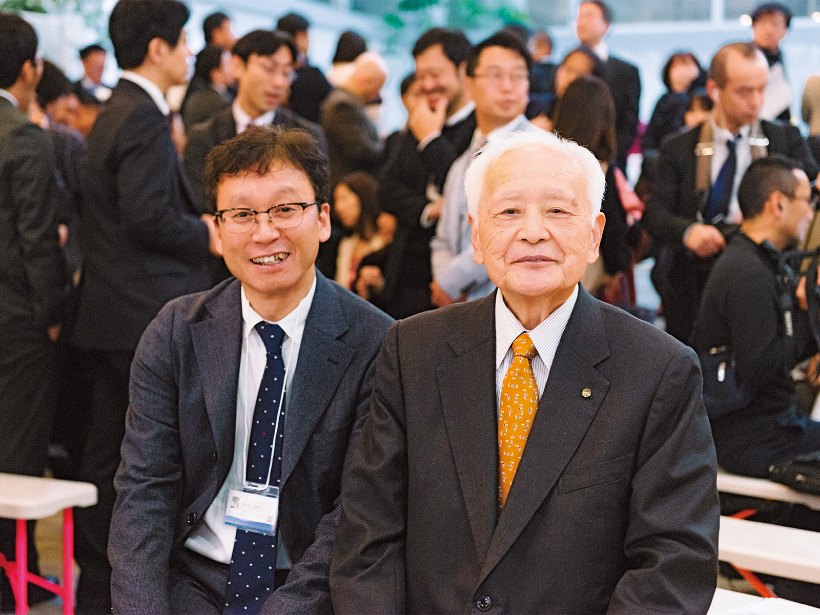海士町役場時代からともに多くの挑戦をしてきた元町長・山内道雄さん(右)が『離島百貨店』の会長を務める。