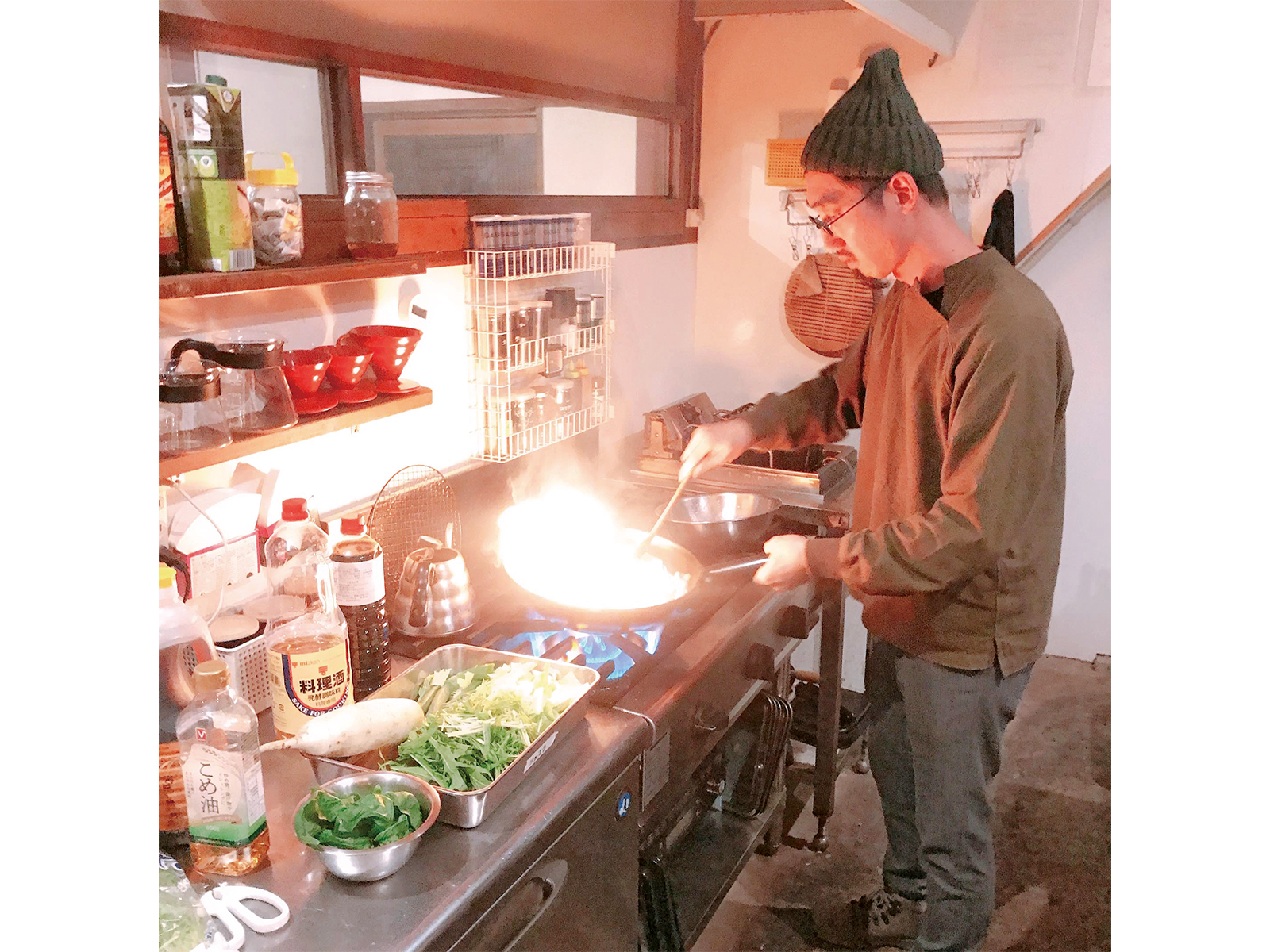 地元のスーパーで食材を揃え、台湾料理の定番「三杯雞」を振る舞う。