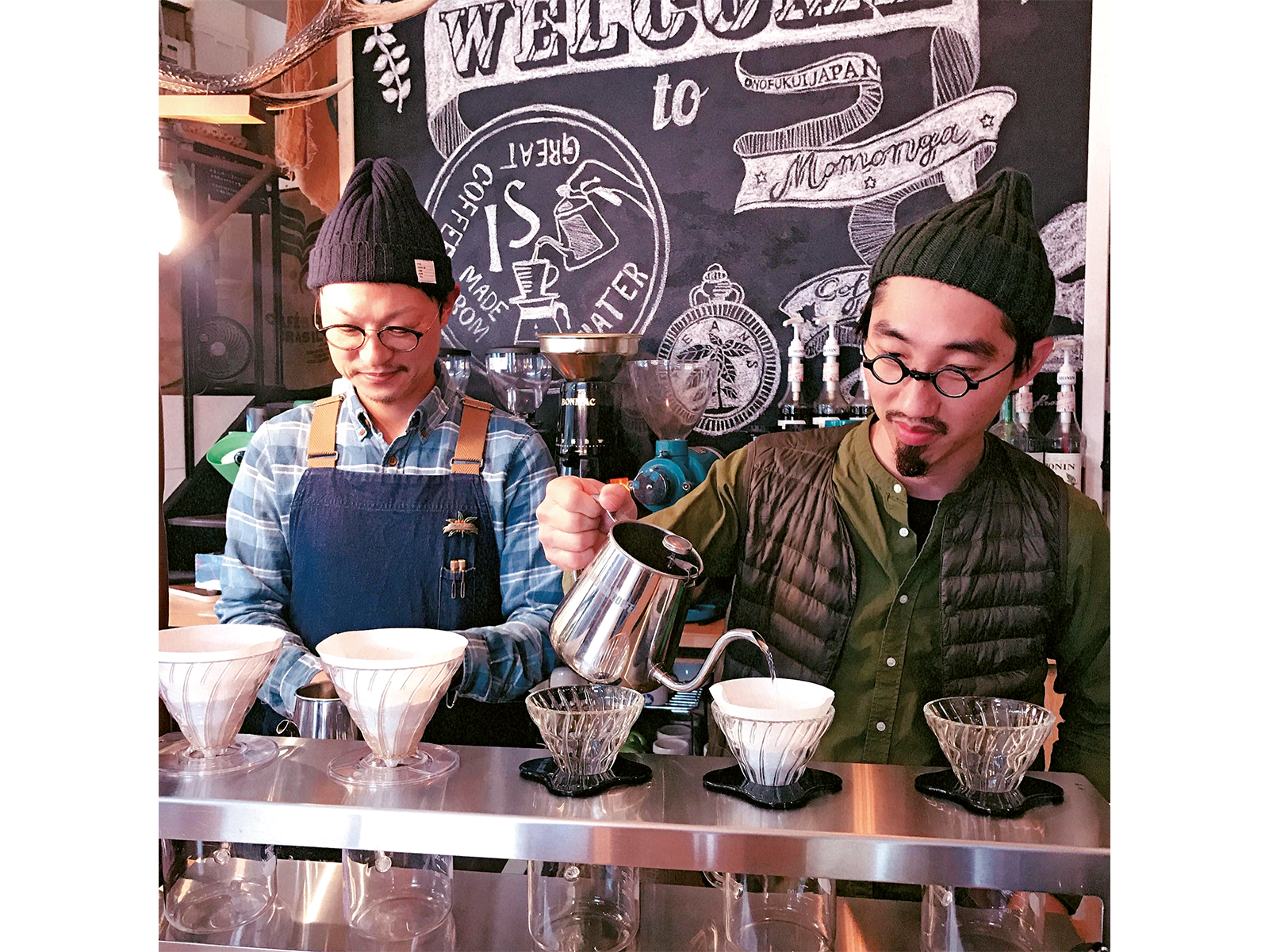 リノベ予定の空き家のお隣『モモンガコーヒー』で微・店長になるAJ(右)。