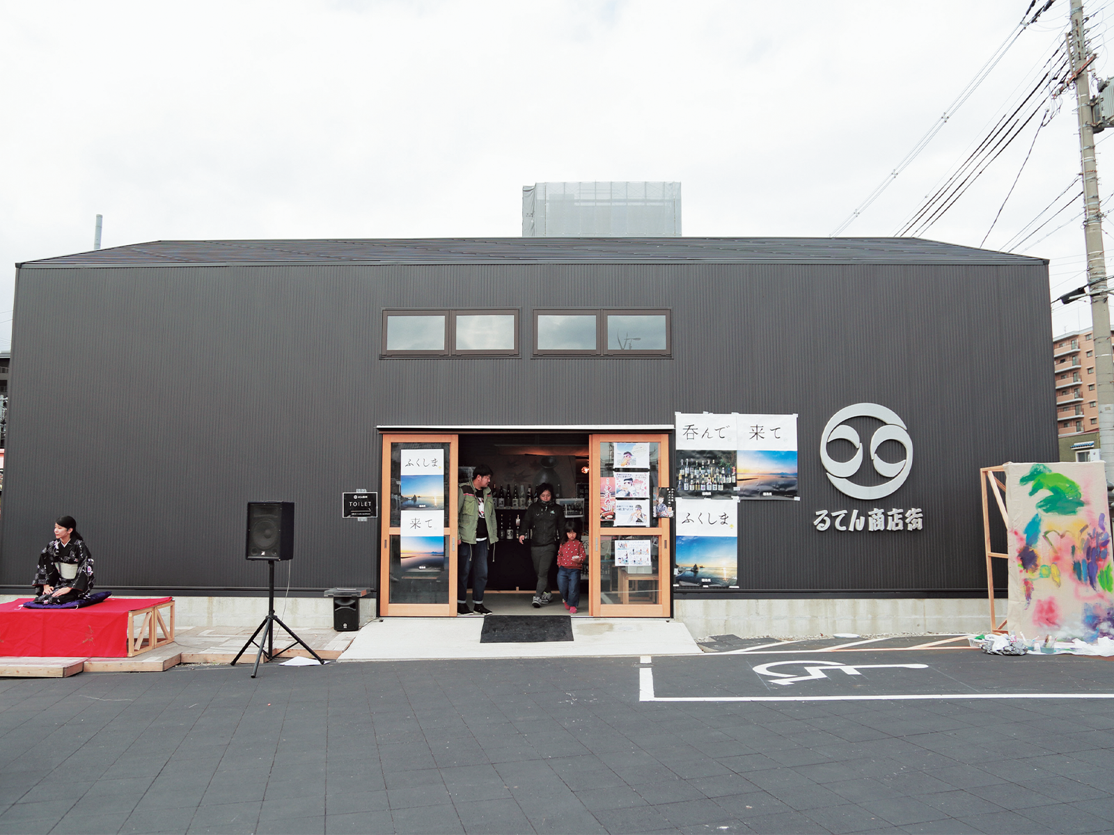 駐車場敷地内にある常設店舗。