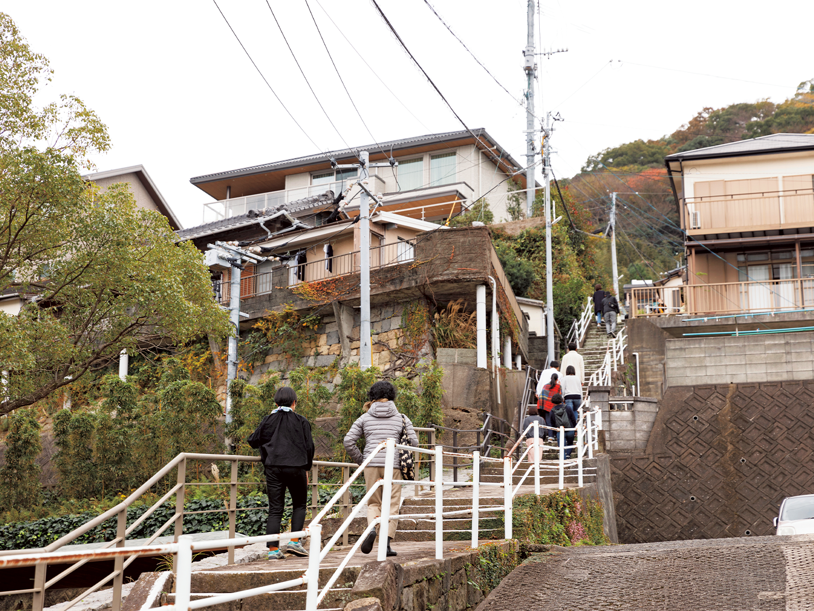 『つくる邸』へと続く階段。山の上まで階段や細い坂道が整備され、歩いていると迷路のような楽しさ。