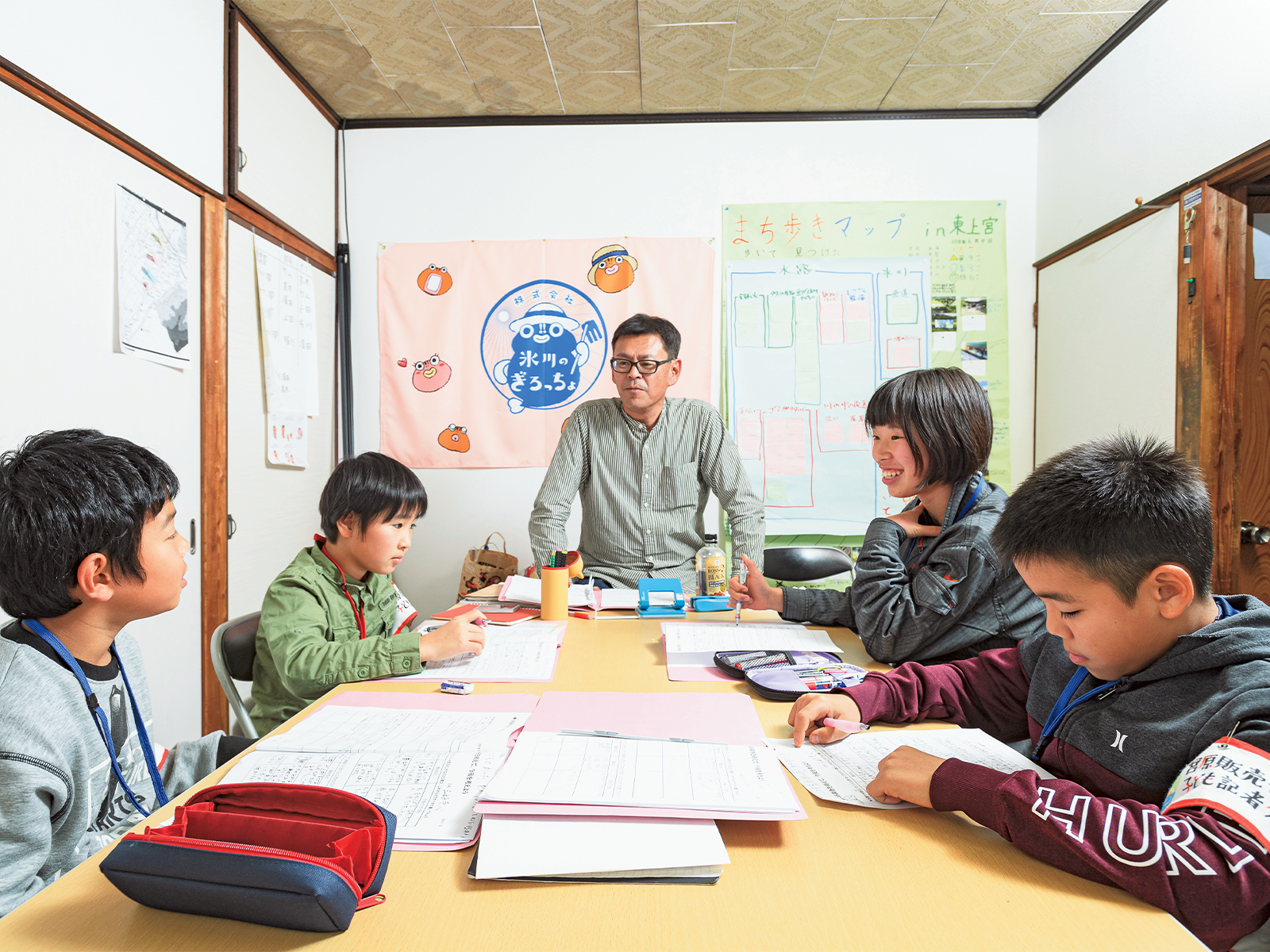「まちの課題解決・探究コース」4期生の学習会。テーマを水路調査に定め、環境保全のための意見を出し合う。