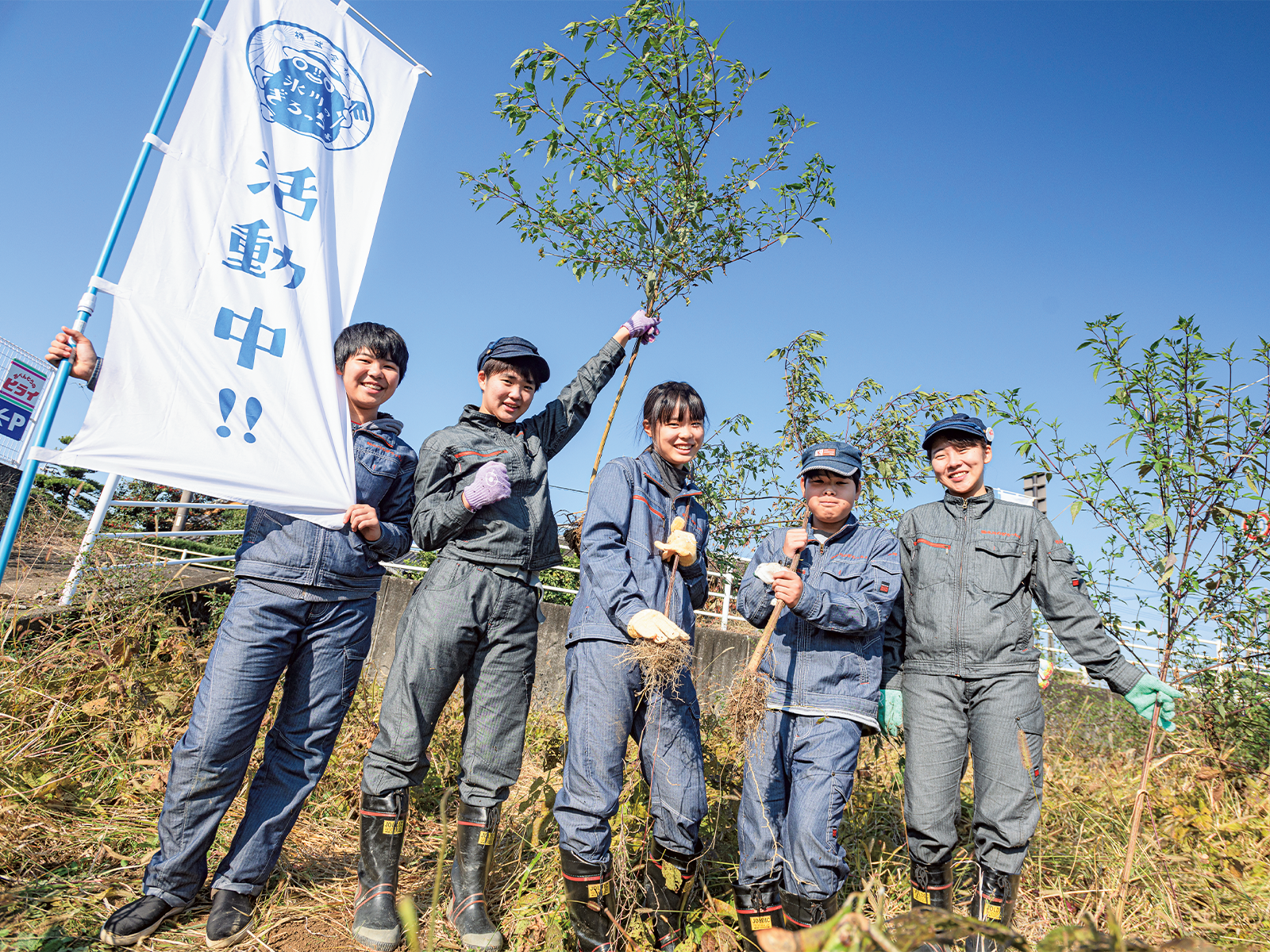 これから本格的に整備する耕作放棄地で。国道3号沿いの放棄地で、町内を通る車から見れば、氷川町の「顔」にもなるため、草刈りなども継続的にしていく。