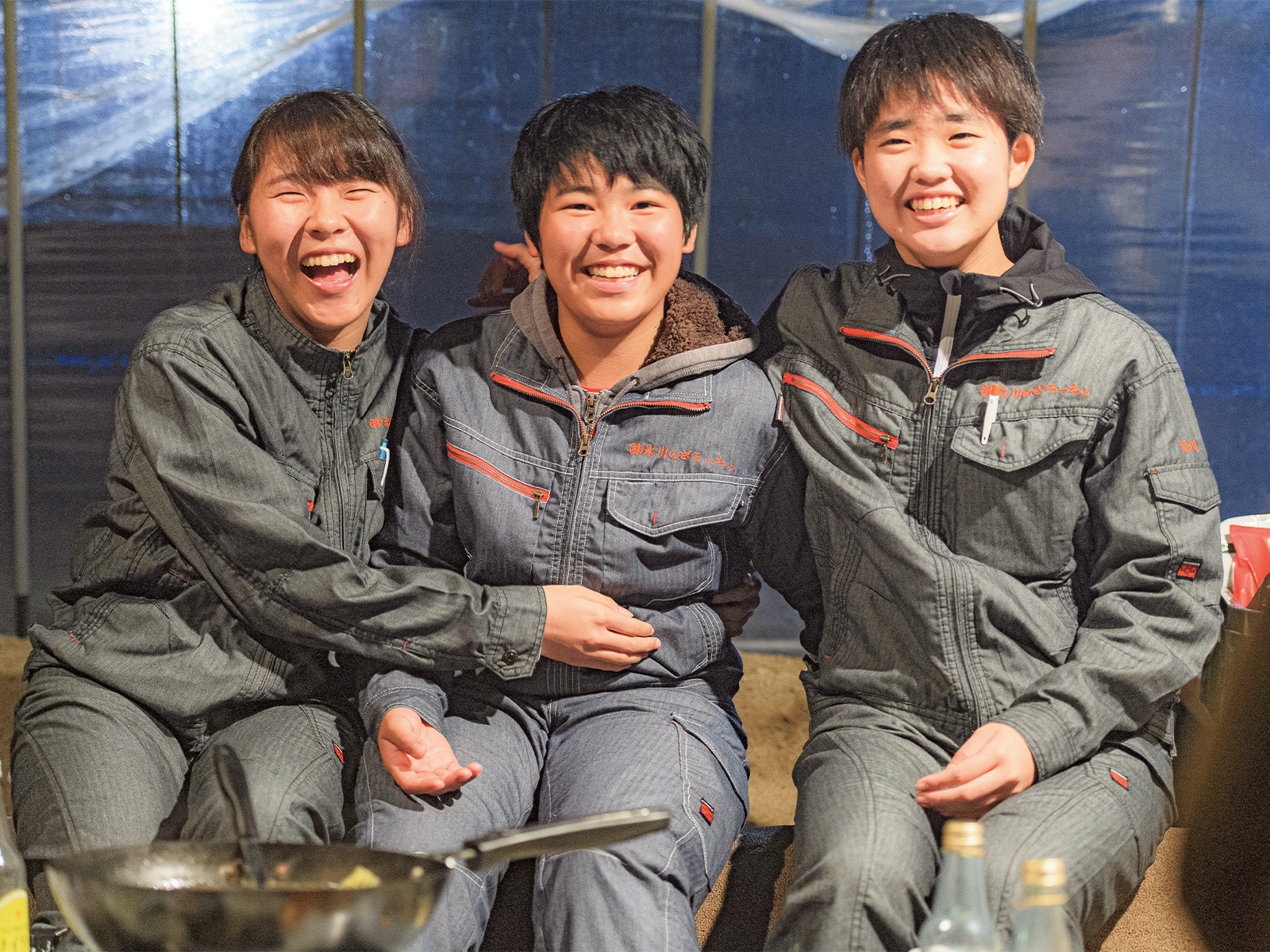 右から堀川さん、稲本さん、竹山さん。こちらも拠点となるビニールハウスの中で。夜の農作業の後は、このハウスを使って食事会なども行う。