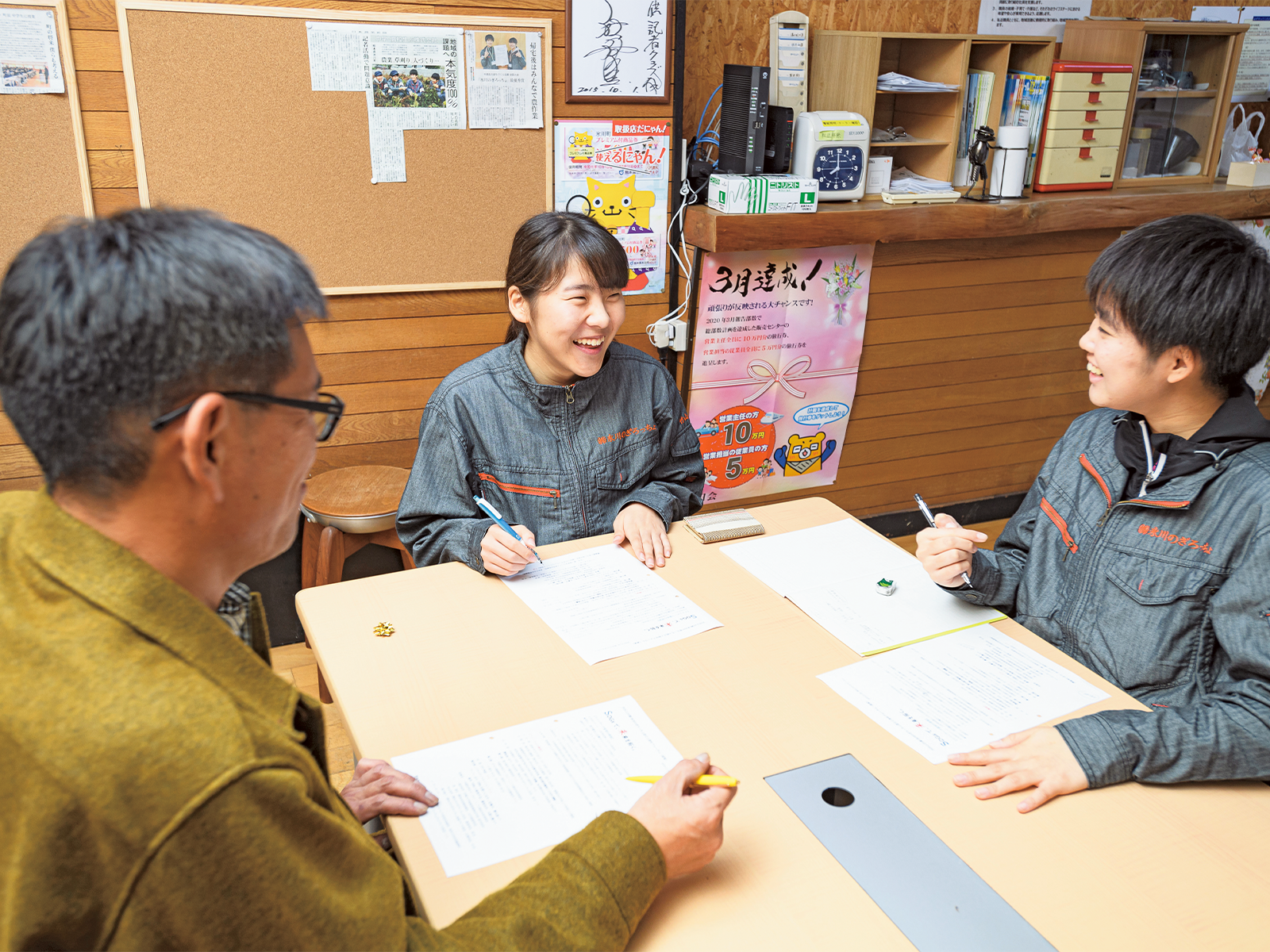 岩本さん(左)と今後の活動について話し合う。毎週土曜の夜にミーティングを行っている。