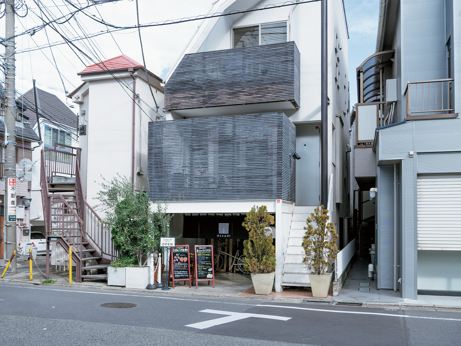 東京・中目黒駅から徒歩約10分の静かな住宅街。少し奥まった半地下に『HACARI』はある。
