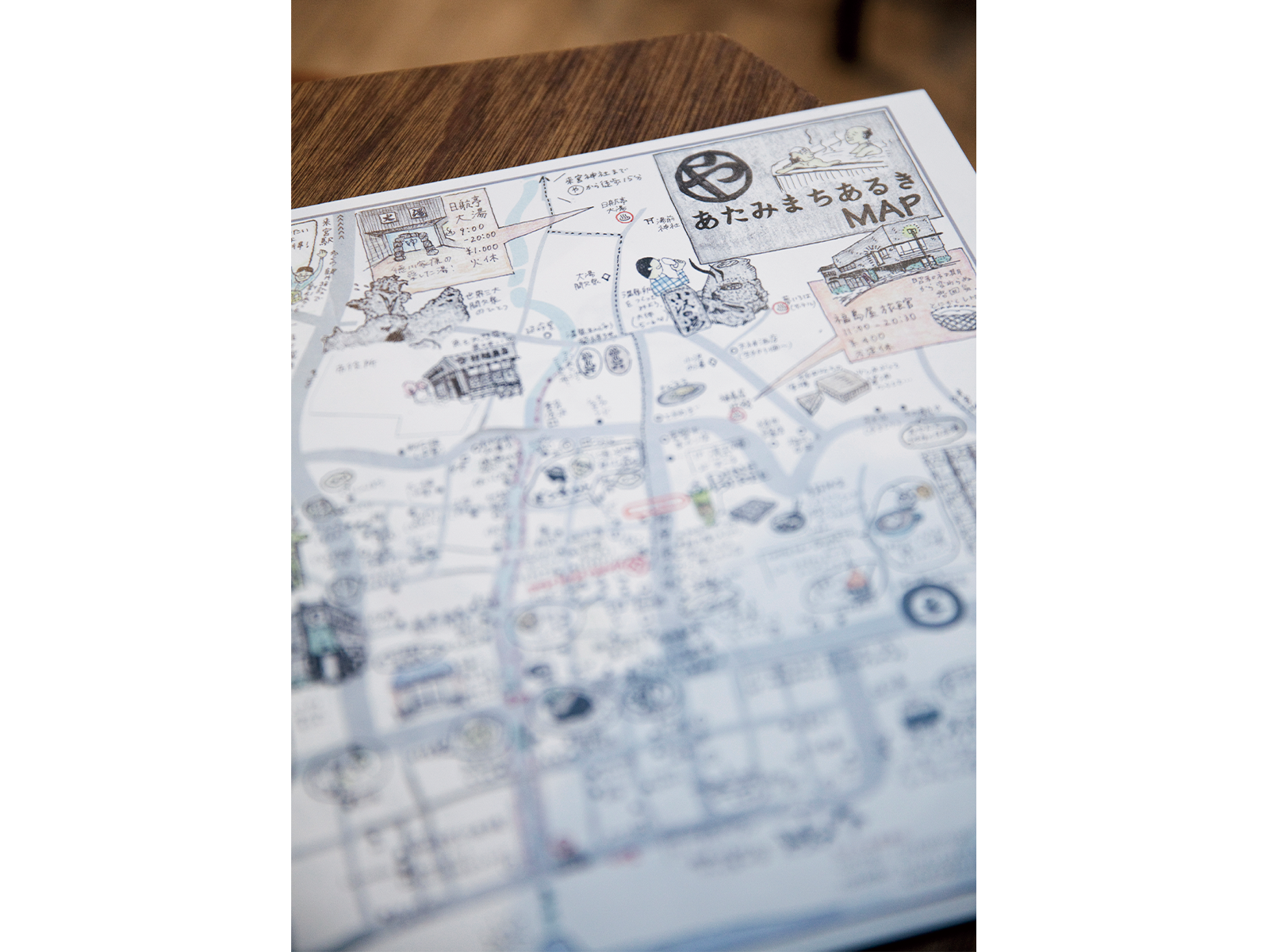 ディープな熱海がマッピングされた「あたみまちあるきMAP」。宿泊客に配られる。