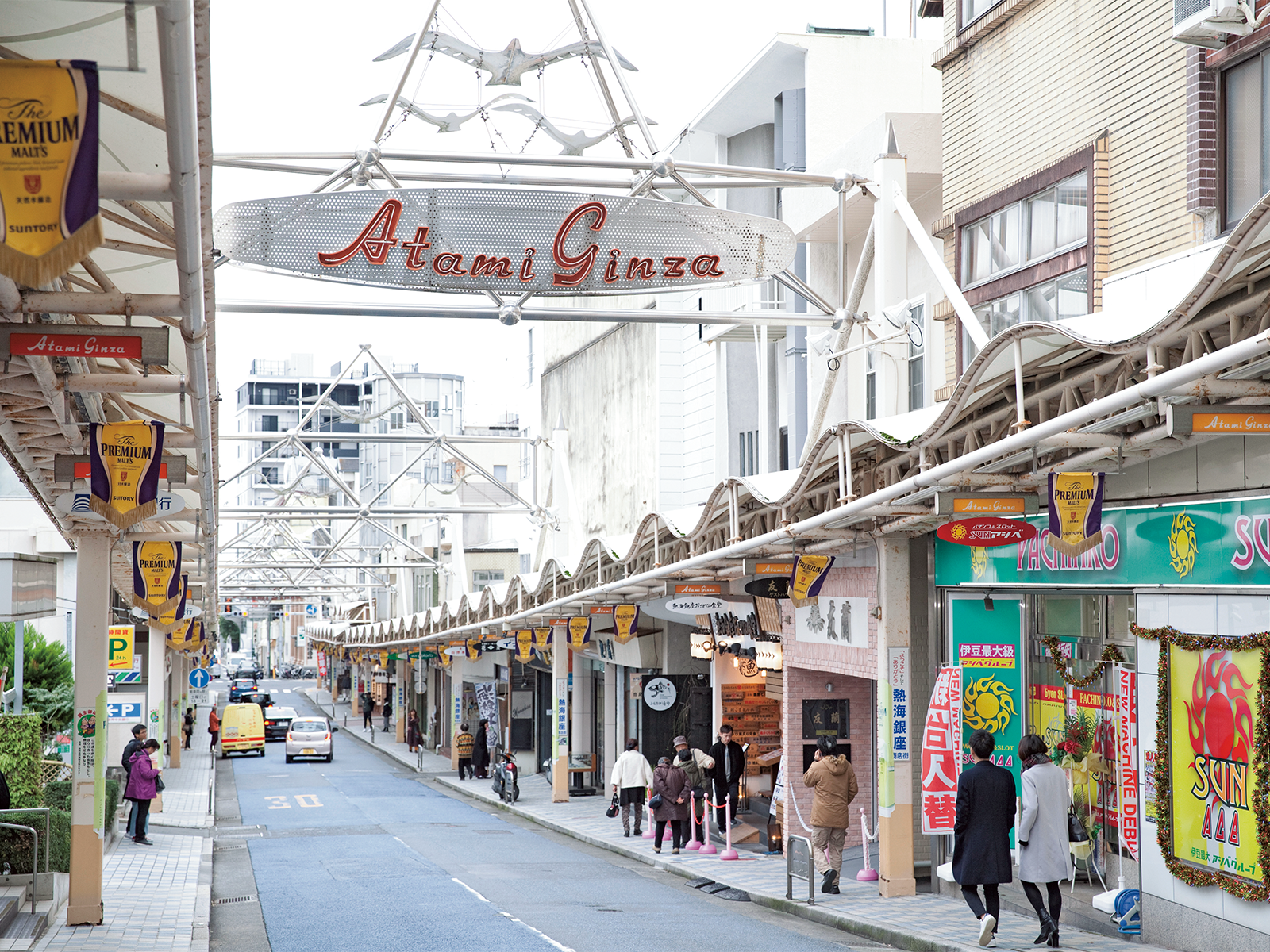 江戸時代からの老舗もある熱海銀座通り商店街。3分の1が空き店舗だったが賑わいを取り戻した。