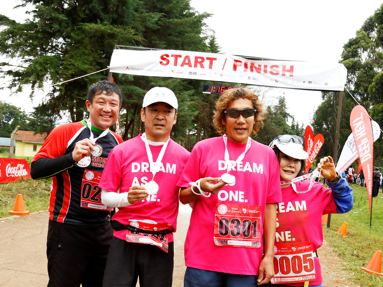 日本から参加したパラリンピック金メダリストの高橋勇市さん(右から2人目)。
