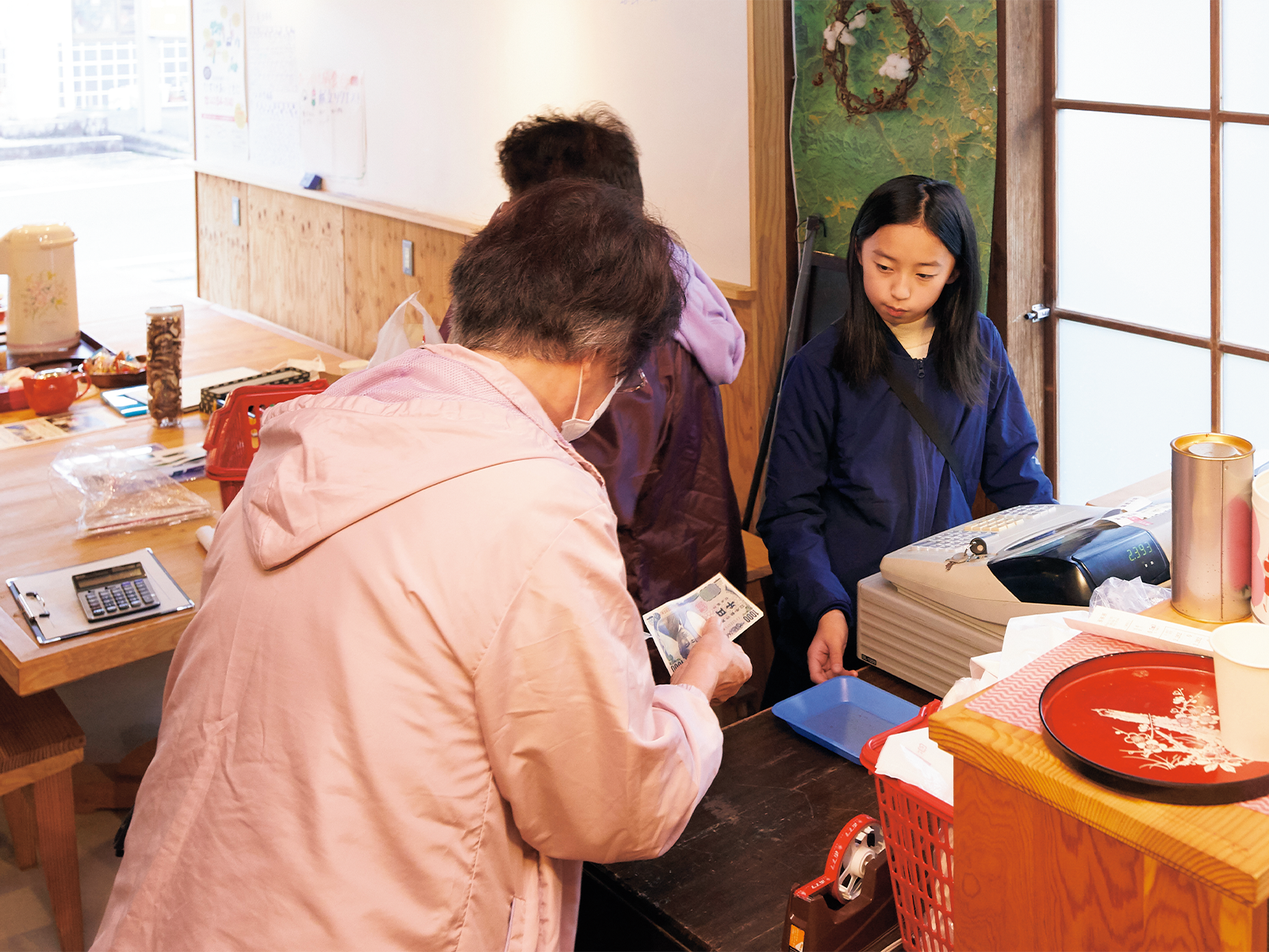 冬休みだった子どもたちがレジのお手伝いに。