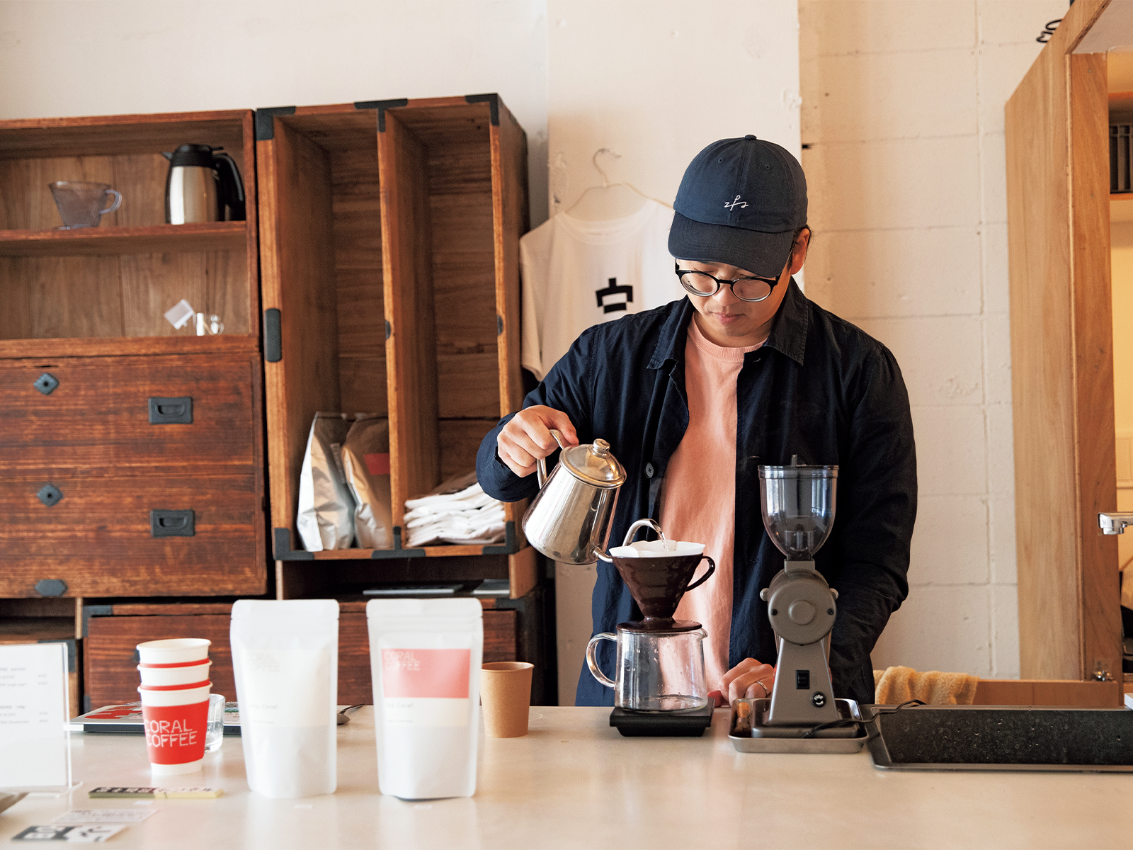 能作さんが『CORAL COFFEE』のコーヒーを淹れることも。