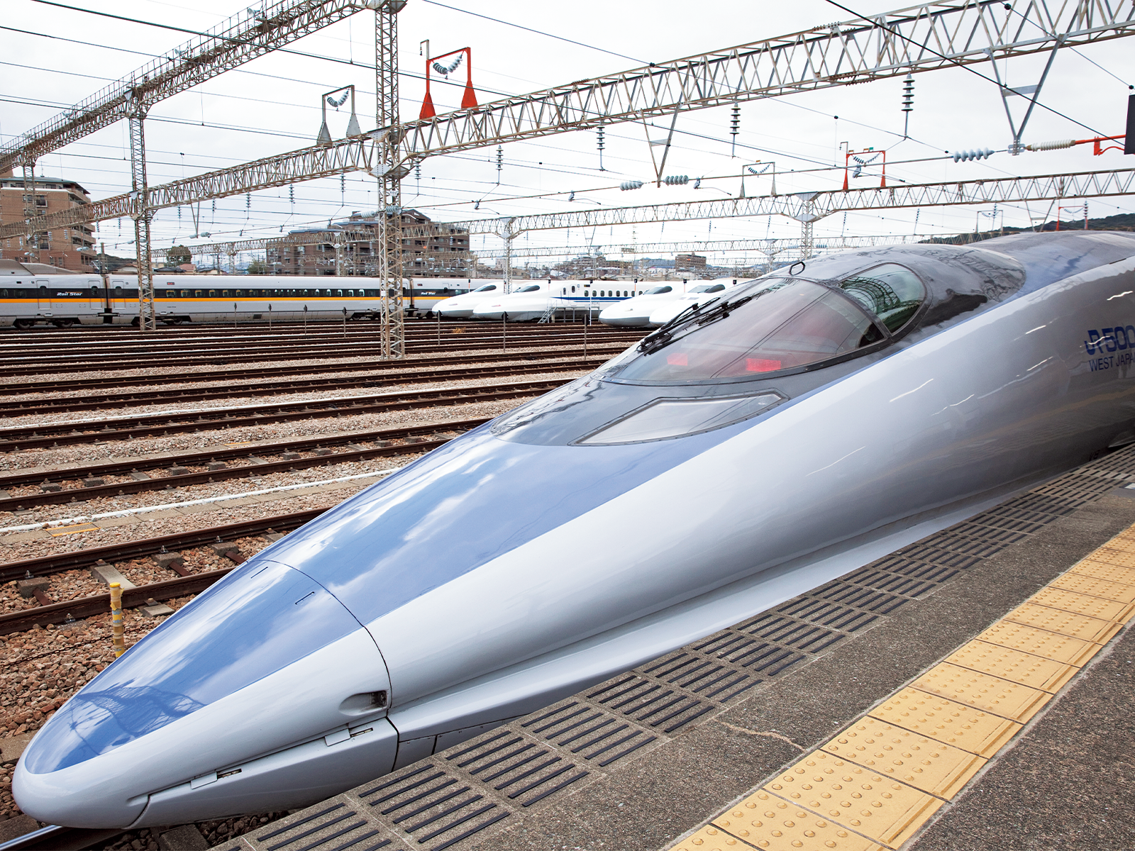 世界最速の時速300キロ以上で走っていた500系電車も運行。博多駅との片道約8.5キロを8分程度、300円で走る。