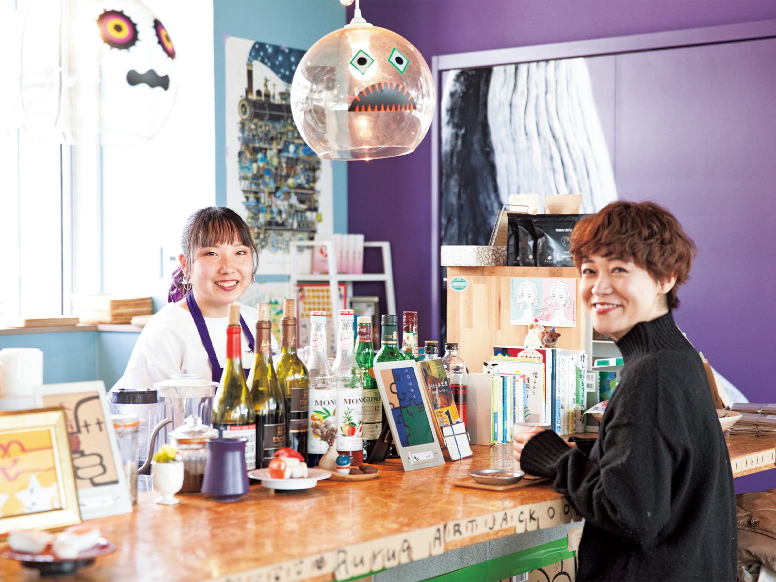 ペルー語で「豊作」を意味する『cafe Ruruq』。アルバイトが活躍している。右が林田さん。