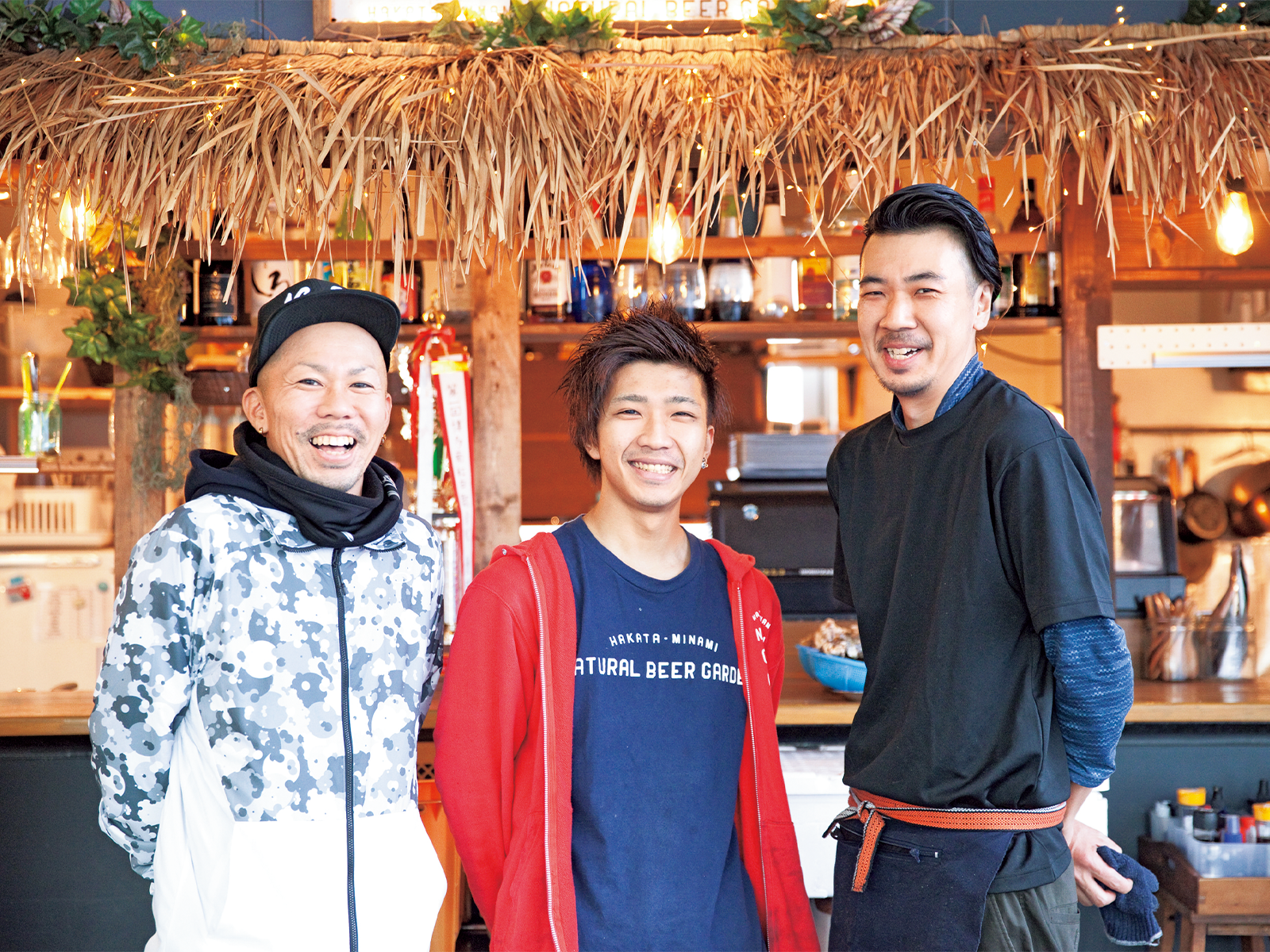 代表の坂口さん(左)とスタッフの椿和倫さん(右)、田口廉さん(中)。