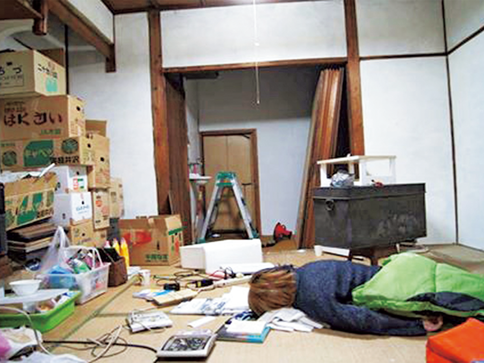 神吉さんがSNSにアップした「ヘルプ・ミ―!」の写真。見知らぬ人まで「近所だから」とDIYの手伝いに来てくれた。