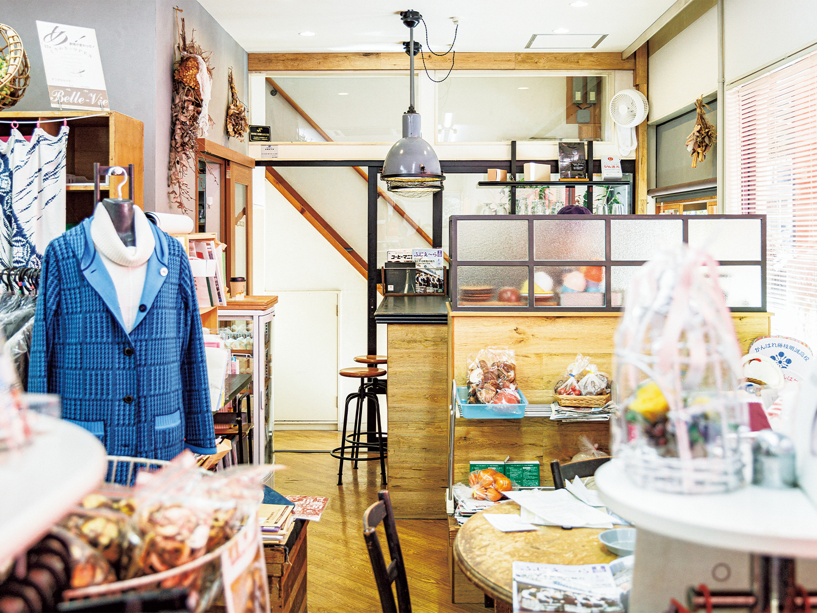 『キリンヤ』の店内に間借りしているが、大きな仕切りはなくオープンな空間に。