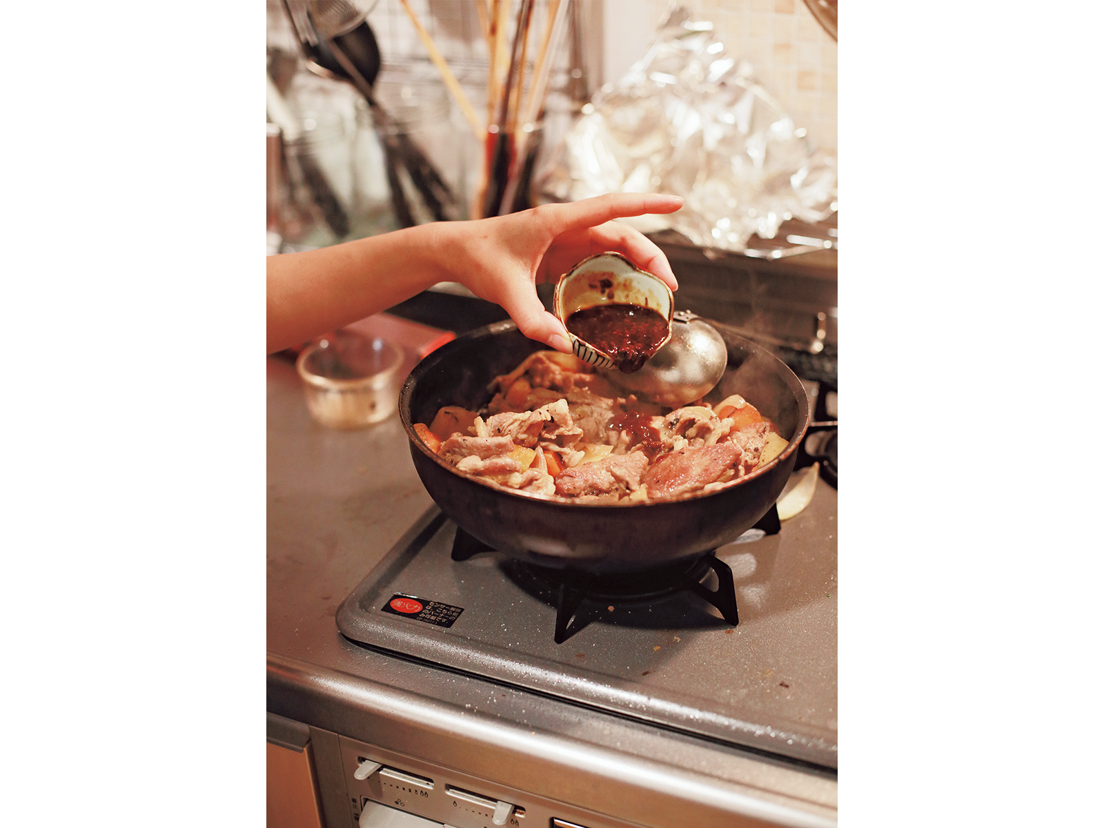 『mogmogはうす』の共用キッチンスペースには、自家製の「ひしお」が置かれていて、日々住人たちが料理に取り入れて、味わっている。