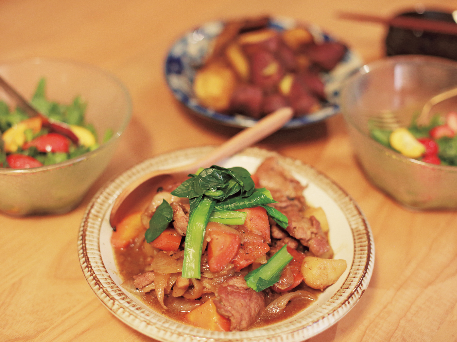 食べ応えのあるお肉を使った肉じゃがとサラダ、さつま芋をいただき、お腹は大満足。
