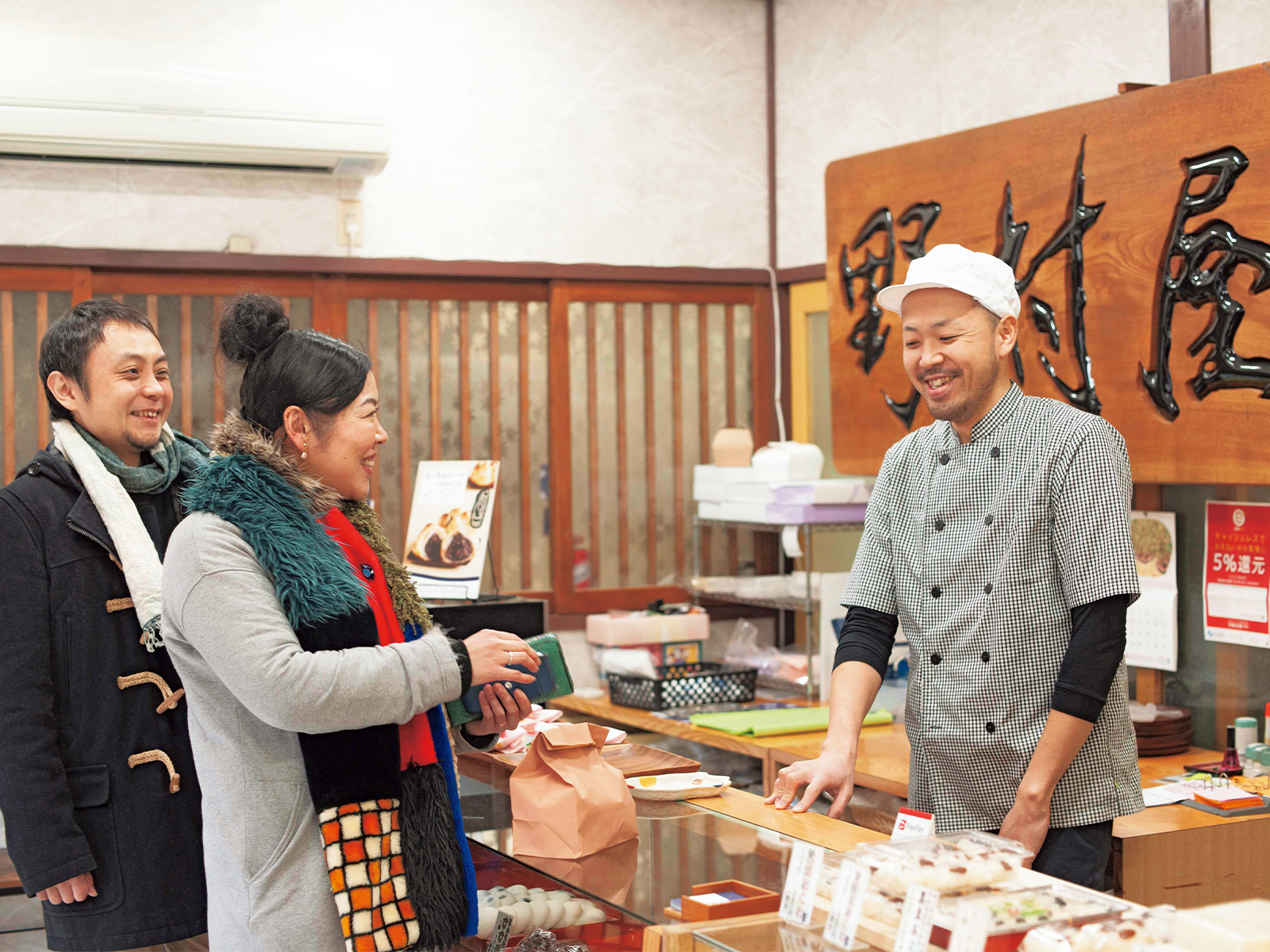 3代目店主、野村英隆さんと話しているうちに、いつのまにか「ところであのパッケージどうする?」打ち合わせが始まる。