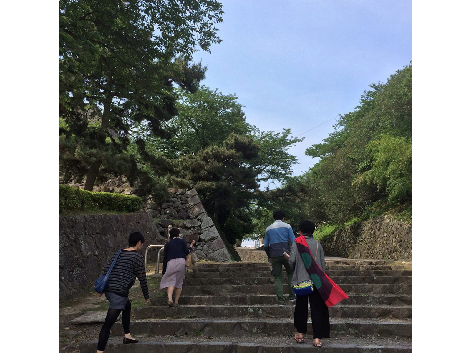 普段は国東半島内の3市1町に別々に暮らしている。互いに隣り合う地域を取材する。