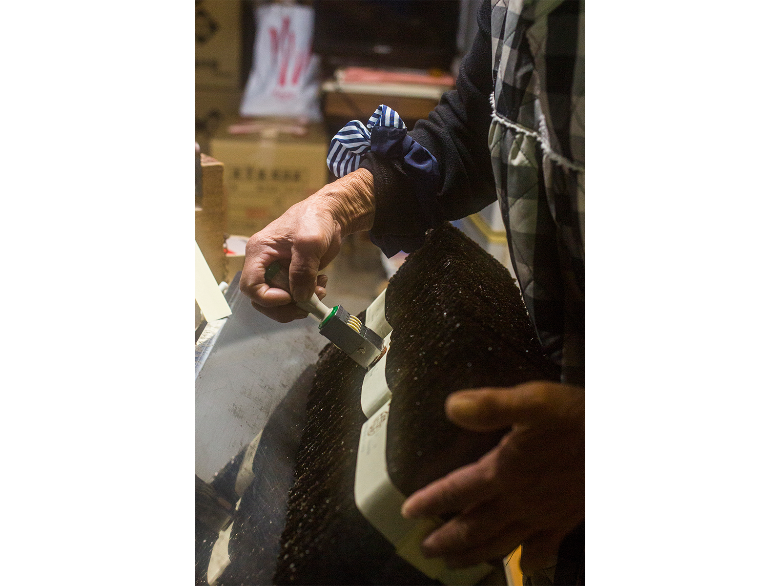 1帖10束ごとに紙帯でまとめられる。『出水天恵海苔』(出水市汐見町1021)の問い合わせ先はtel.0996-67-3267。