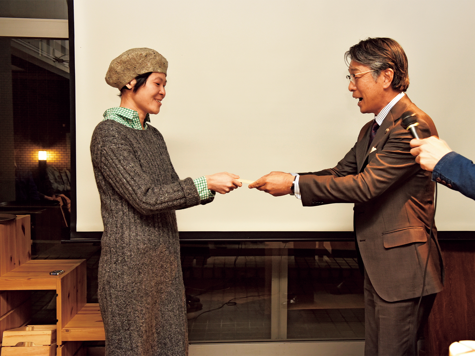 真砂充敏市長も修了式に参加。『Boku Moku』による木製の修了証を手渡した。