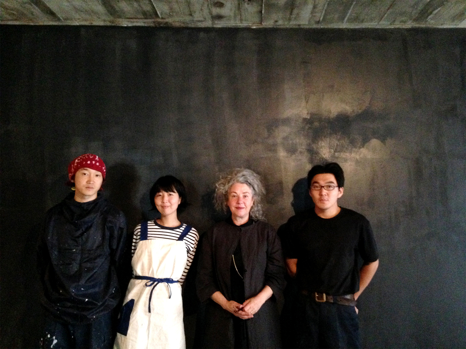 立ち上げには多くの協力者が。建築家の佐藤研吾さん(左)、お直しアーティストのはしもとさゆりさん(中左)、大工の青島雄大さん(右)。オーストラリアのヴィジュアル・アーティスト、ヘザー・スワンさん(中右)が見学に来て、公演も決定した。