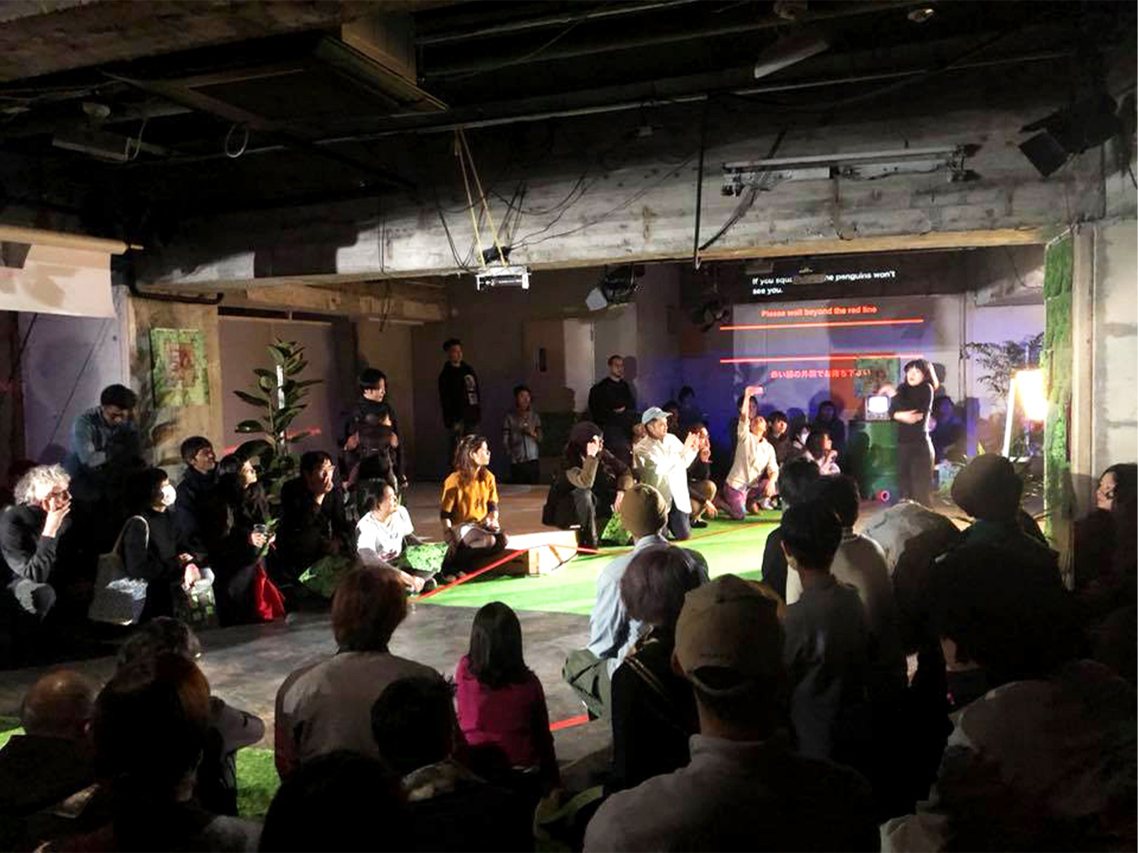 地下で開催された公演のひとつ。