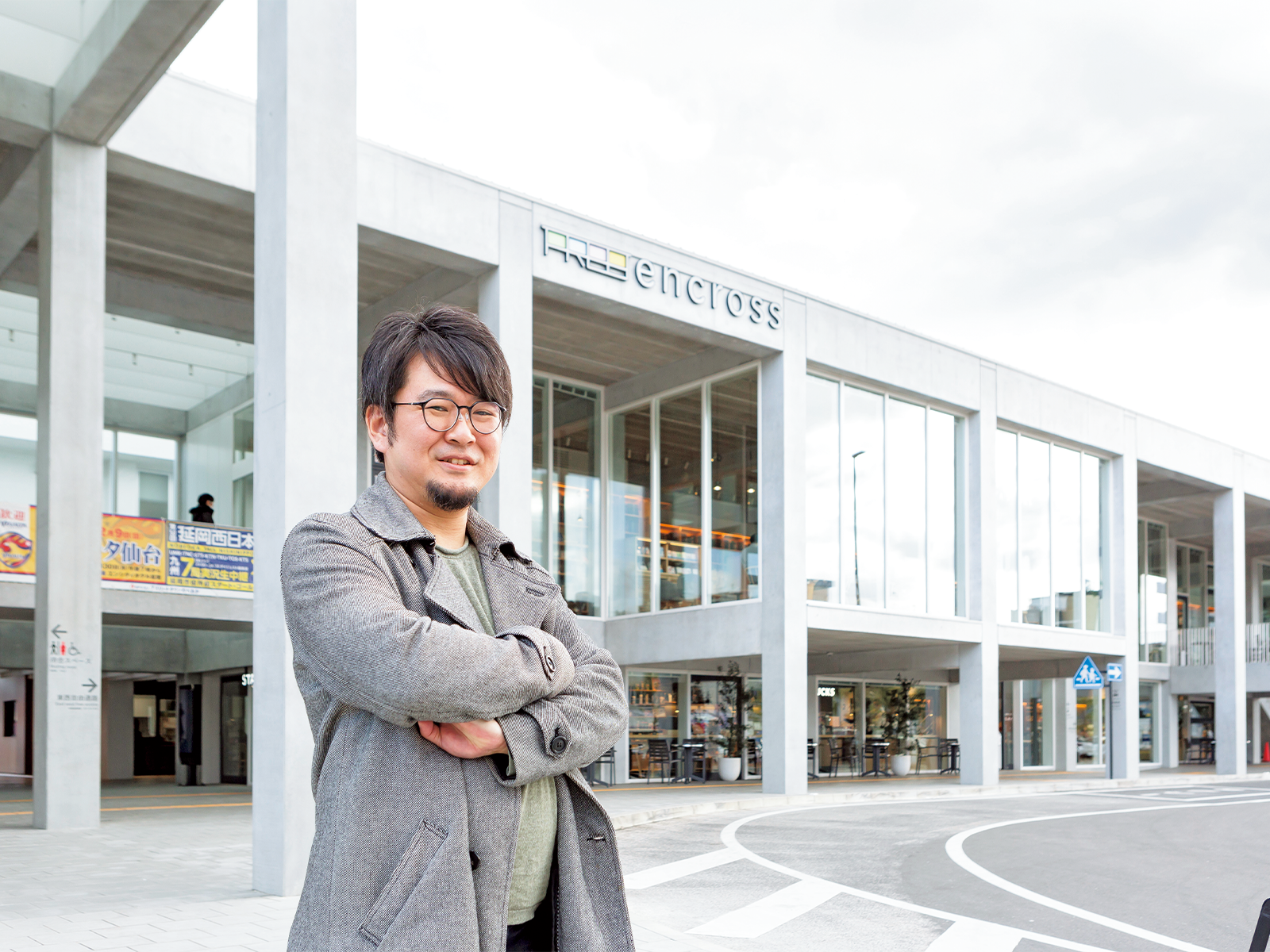 山根さんが担当者として設計に携わったJR延岡駅前の複合施設『エンクロス』の前で。中のにぎわいが外に見えるようにした。