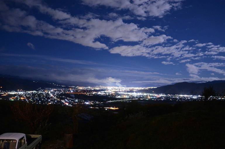 JR姨捨駅近辺の夜景は日本三大車窓の一つとしても数えられる