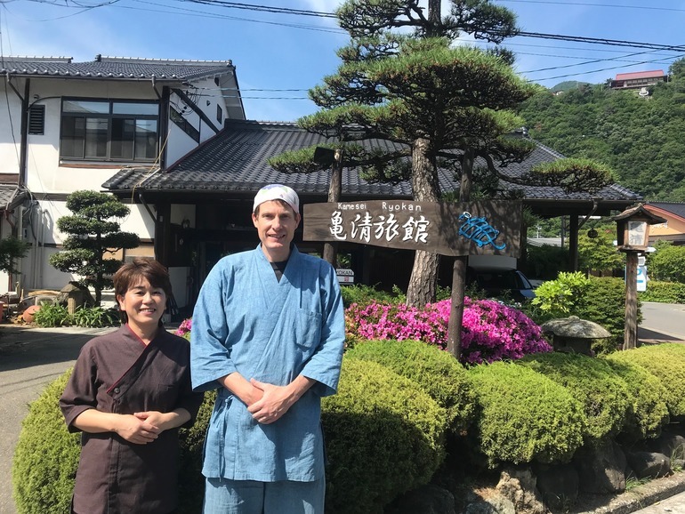 写青い目の旦那と若女将によるおもてなし