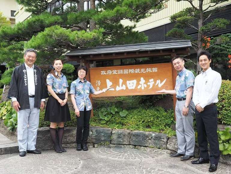 代表である若林さん(左端)とスタッフの皆さん
