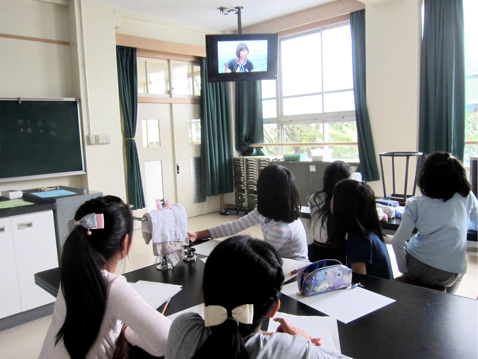 名古屋市立弥富小学校でのシューズ回収。まずは環境教育の一環として、プロジェクトの活動内容を紹介するDVDを観賞。