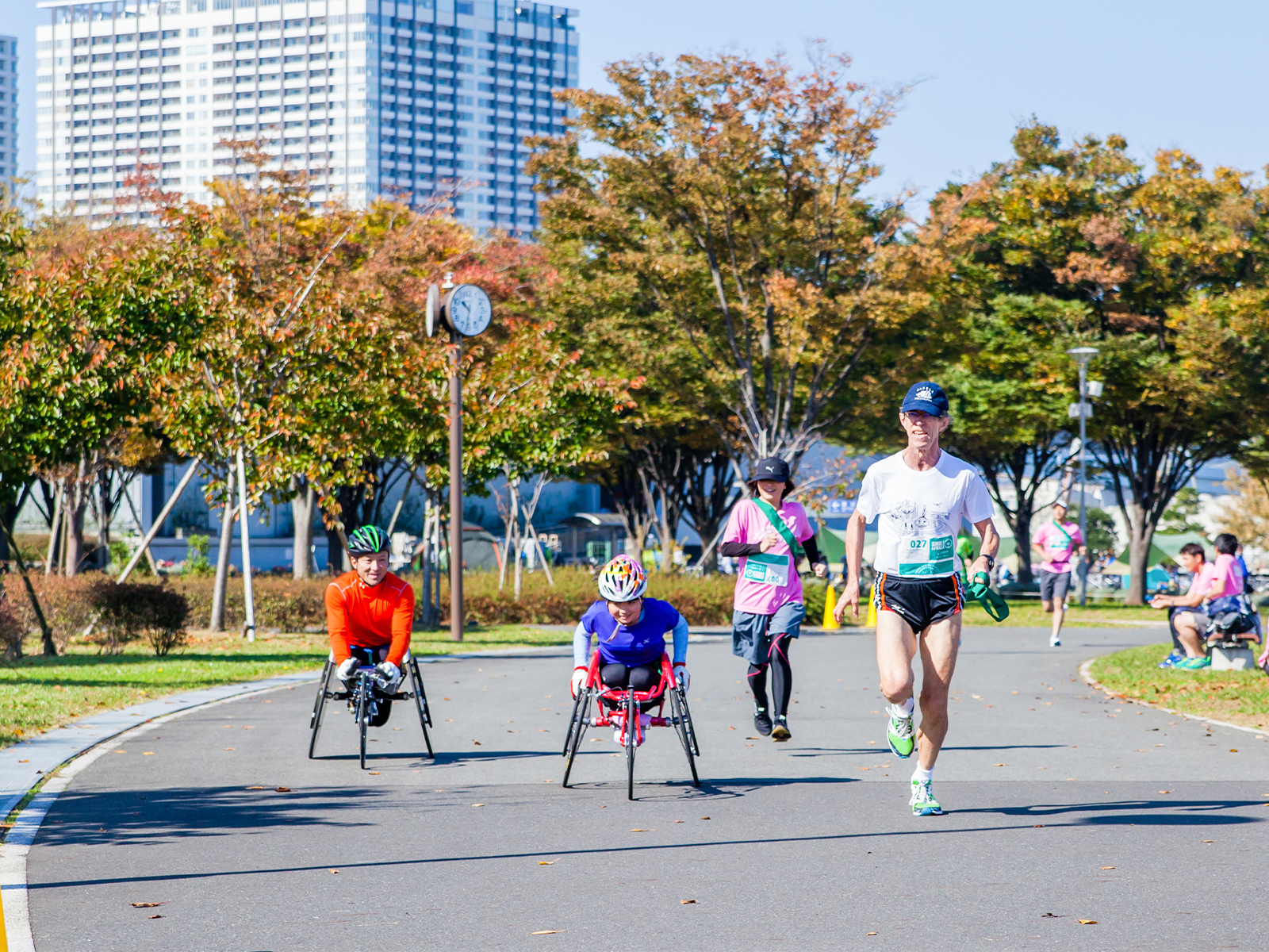 車いすランナーと一般ランナーがいっしょに走る。