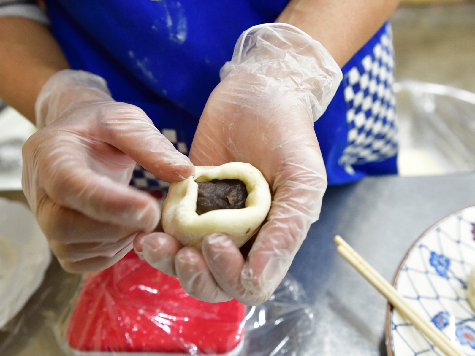 この仕事を始めるまでお菓子作りはほとんど未経験だったというが、1年間の修業の成果でとても手際がよい。