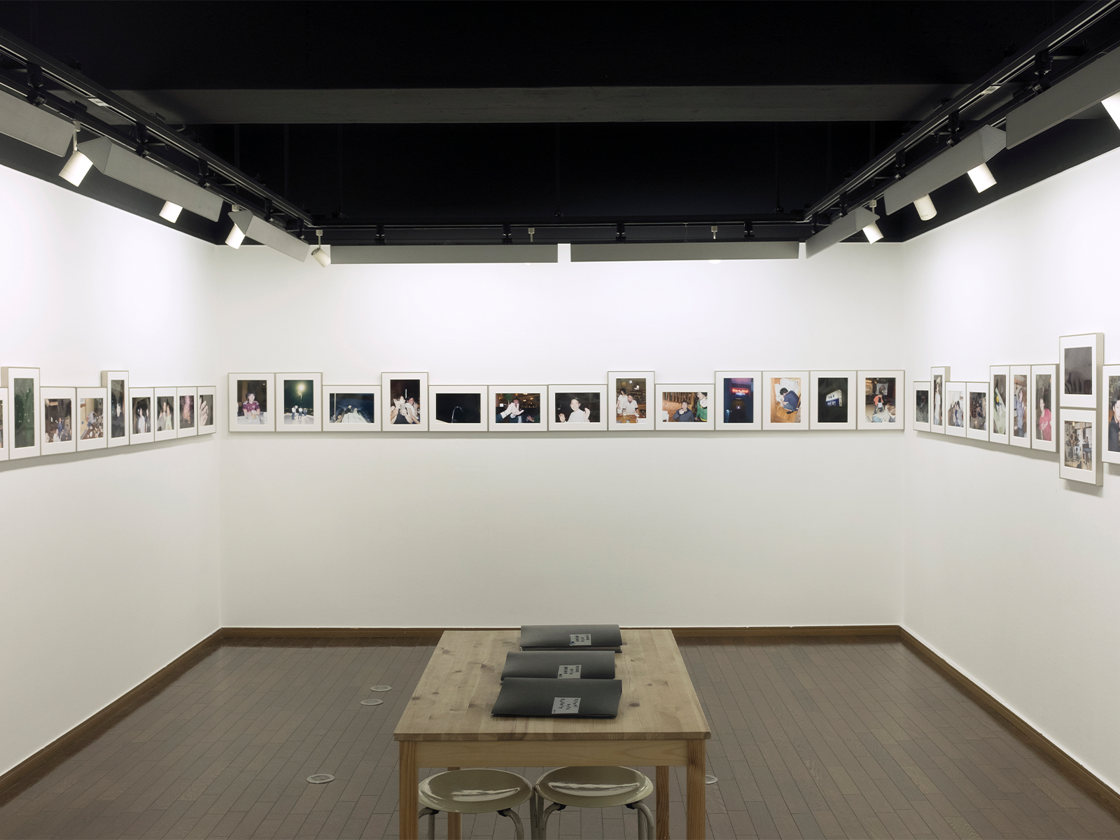 「in the night」展に出品されている作品と展示会場。