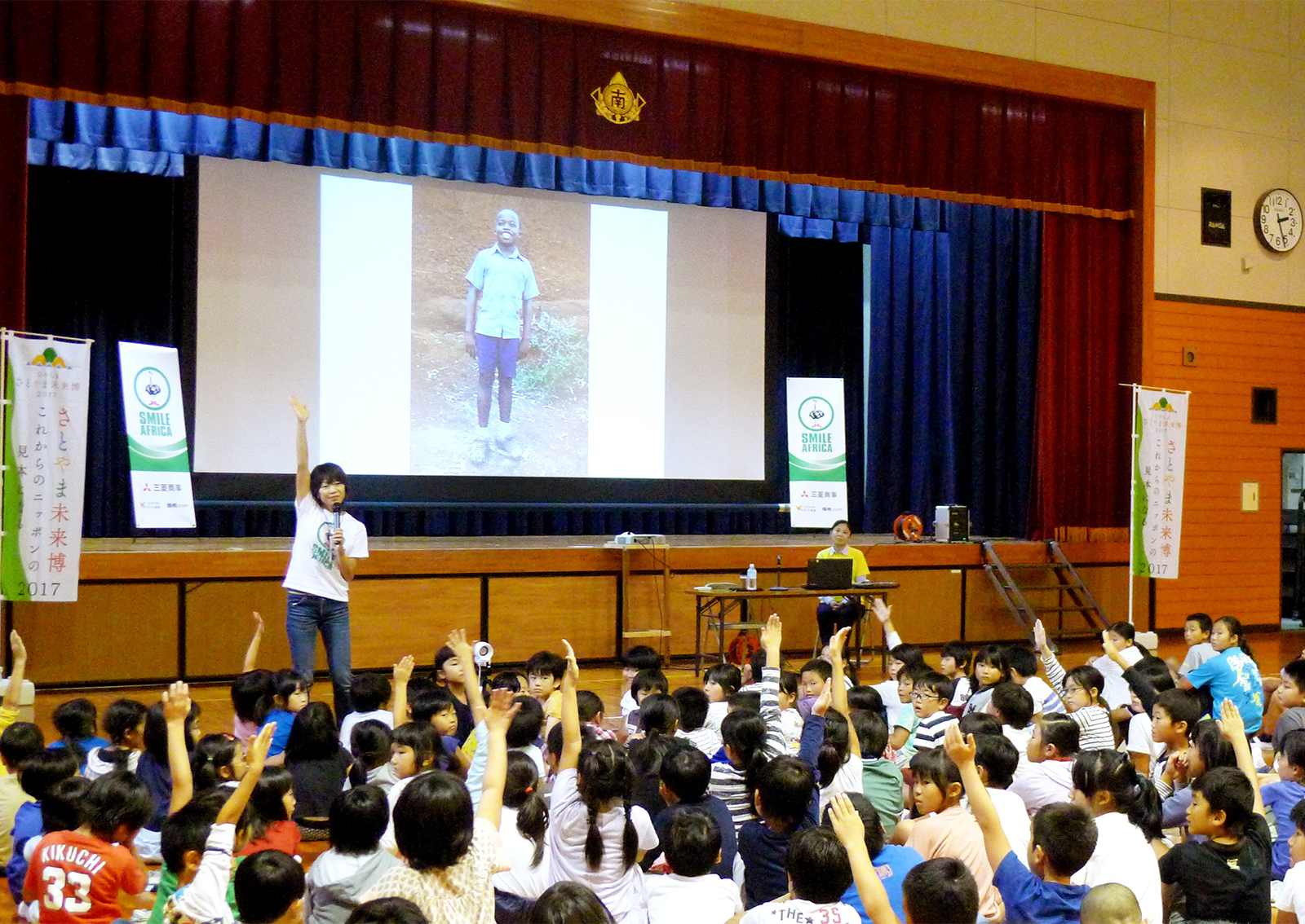 呉市の広南学園の体育館に集まってくれた小・中学生たち。高橋尚子さんの来訪を聞きつけた地域の方も参加し、プロジェクトの活動内容の話について、熱心に耳を傾けていただいた。