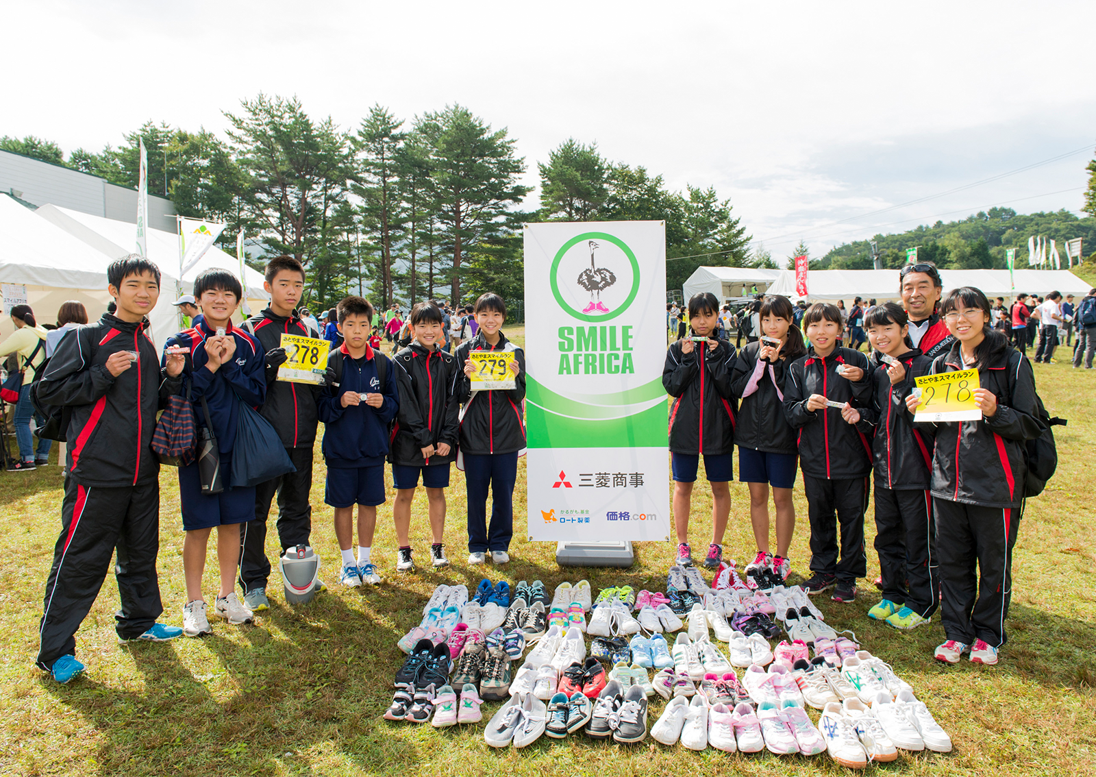 大竹市立小方学園の中学陸上部のみなさん。この日のためにシューズを集めてくれた。