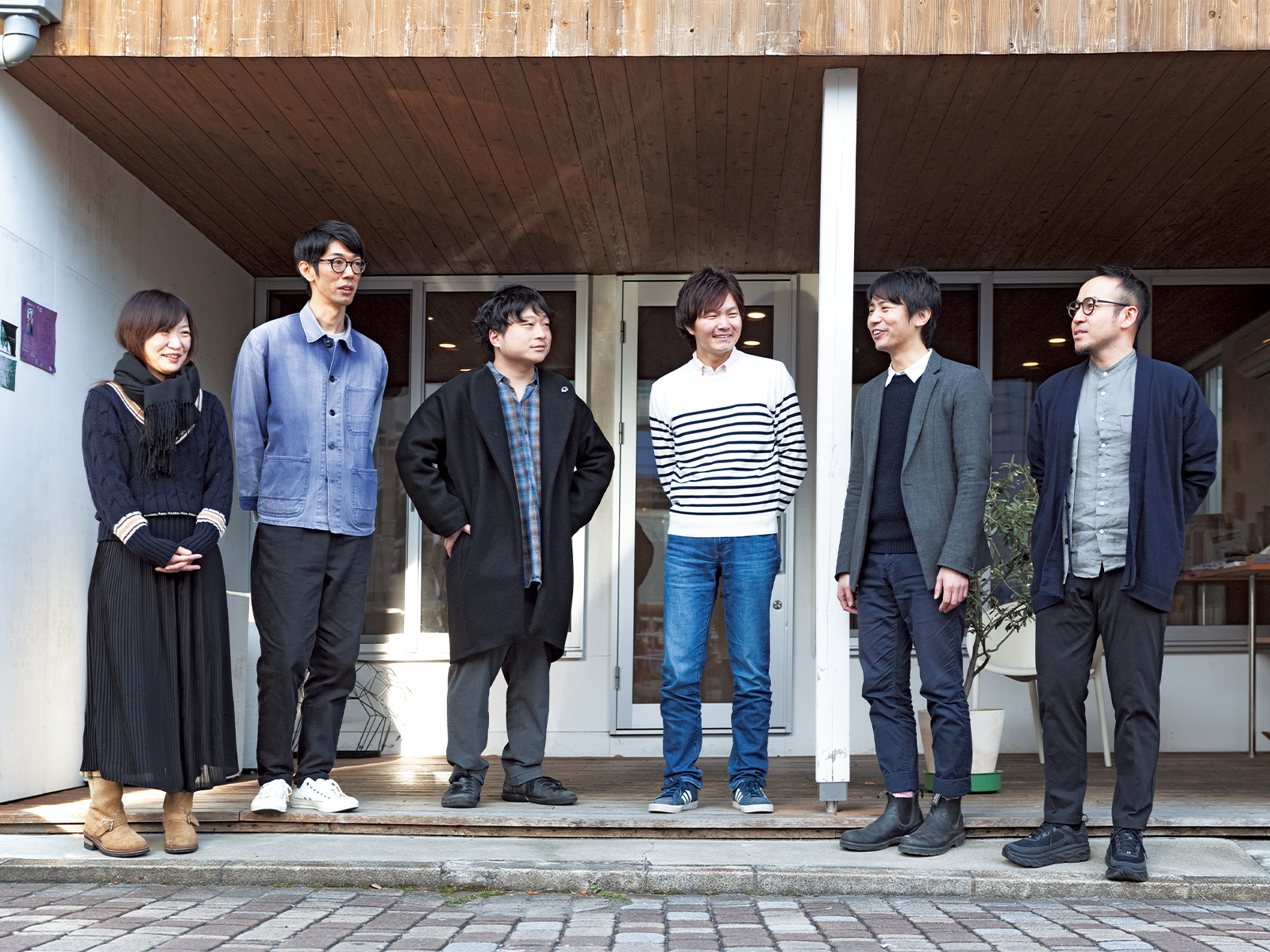釜川沿いの「KAMAGAWA POCKET」で仲間と談笑。