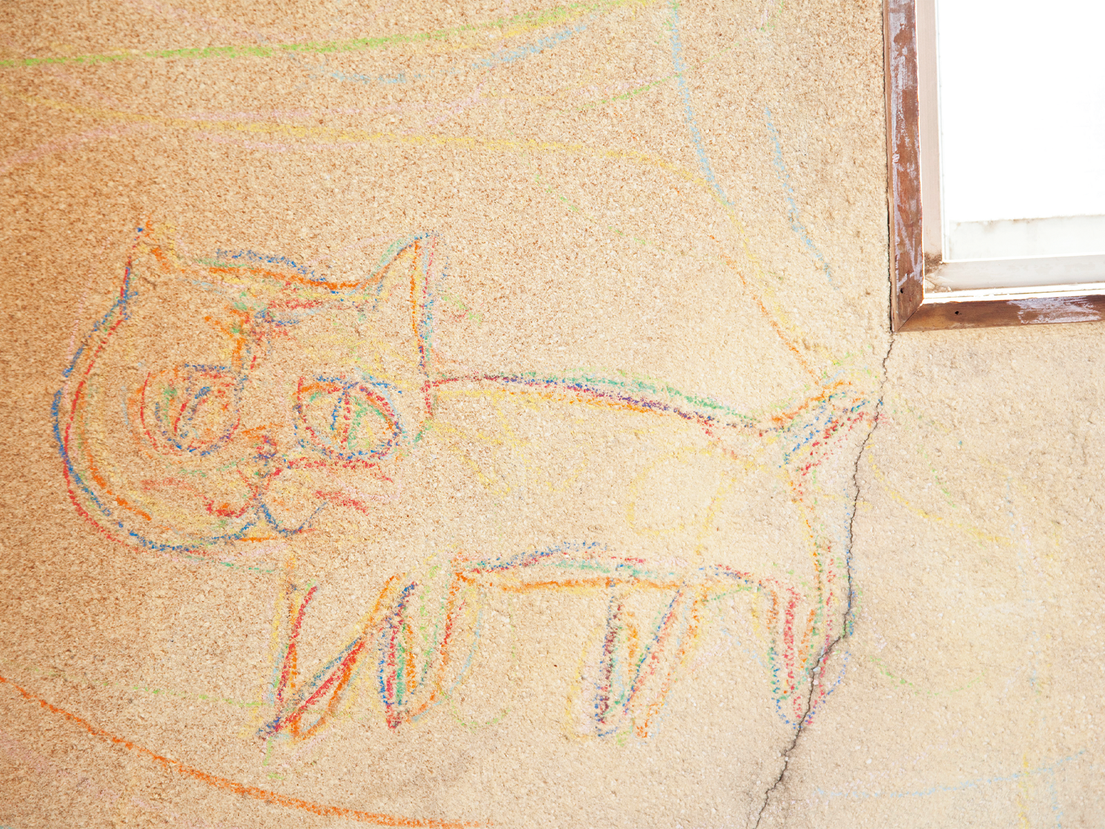 壁には猫の絵が。