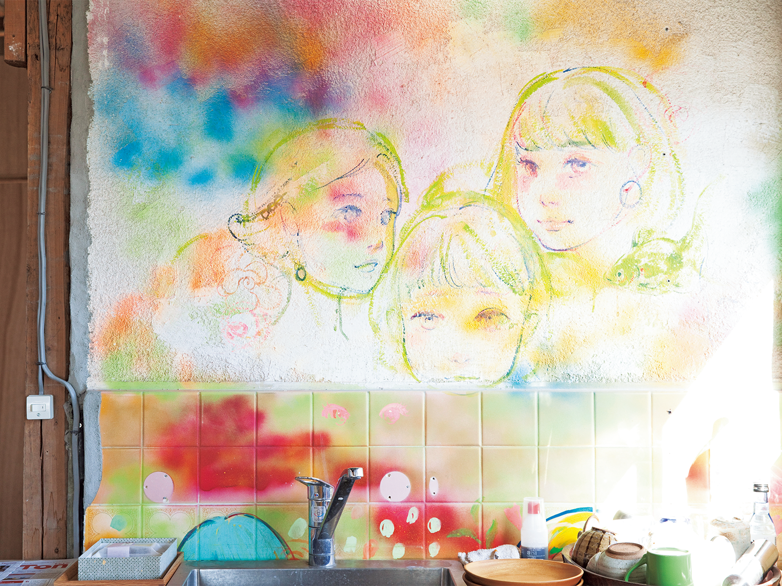 4階のキッチンにも「ゴールドコレクション展」のときに壁に描かれた絵が残る。