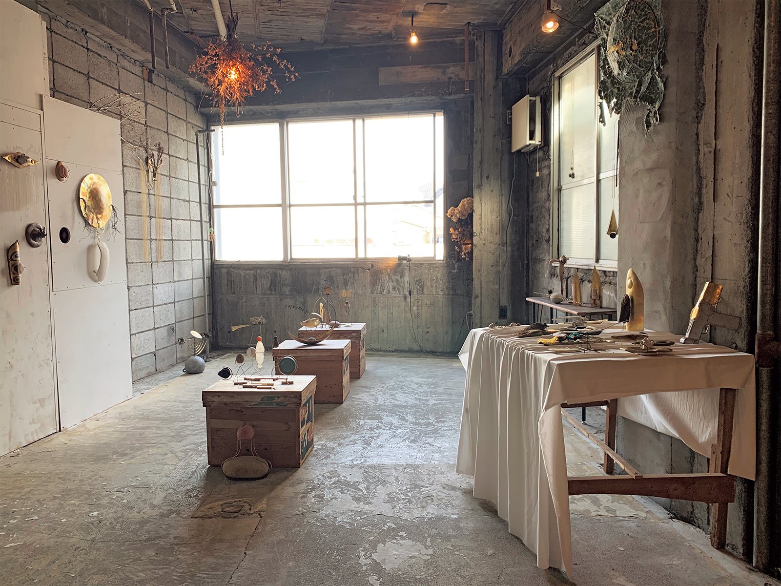 2階の『珈琲屋とモノ屋 satori』は2つの店が同居。こちらはモノ屋。中村さんの友達の作家の展示会を開催。