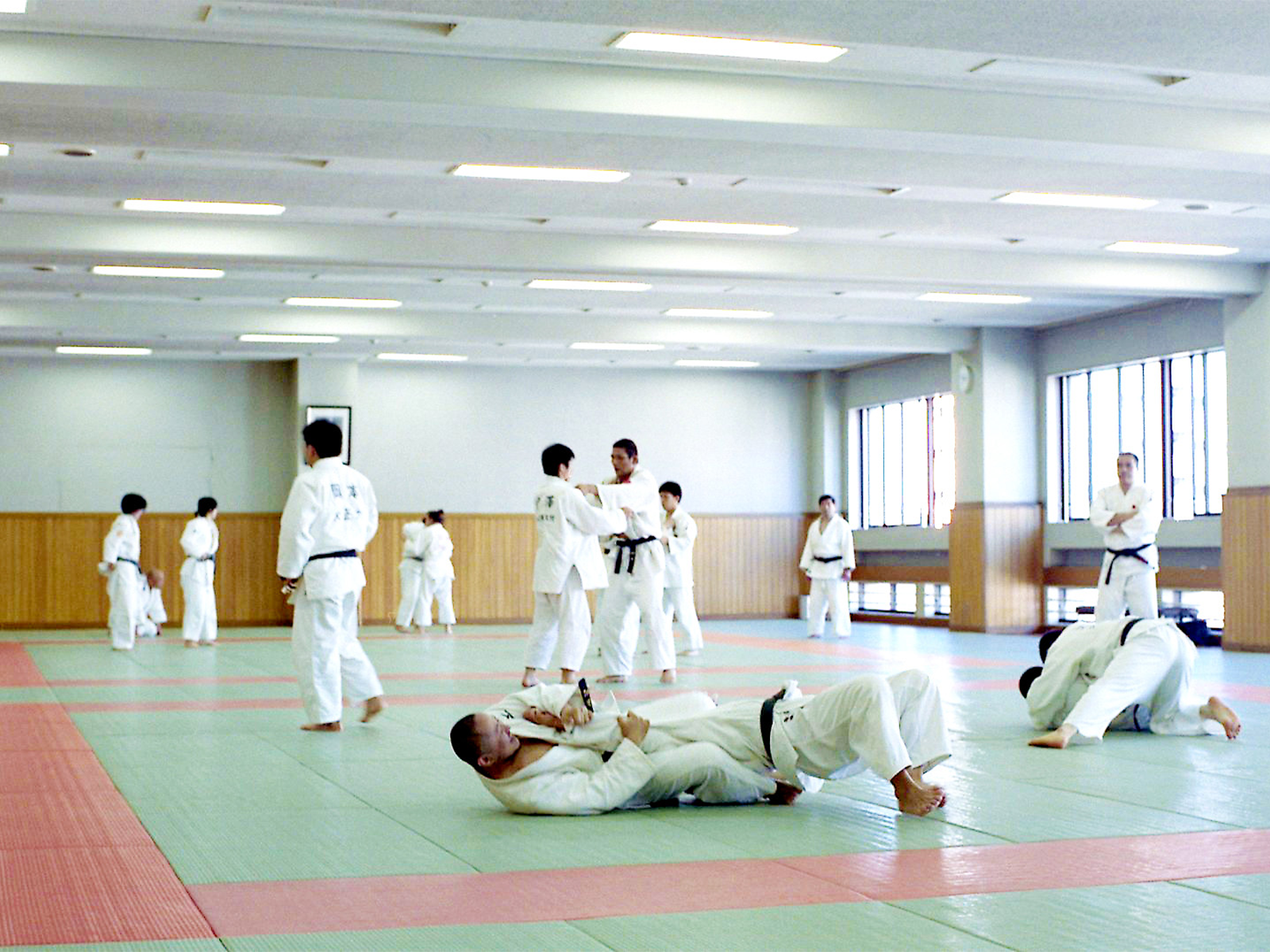 視覚障害者柔道の強化選手で行われた合宿の様子。