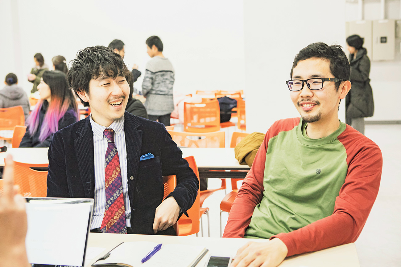 互いにタイピングで楽しそうに会話をしながらプロジェクトを振り返る、ヘラルボニー代表の松田さん(左)とアドバイザーを務めた堀口さん(右)。