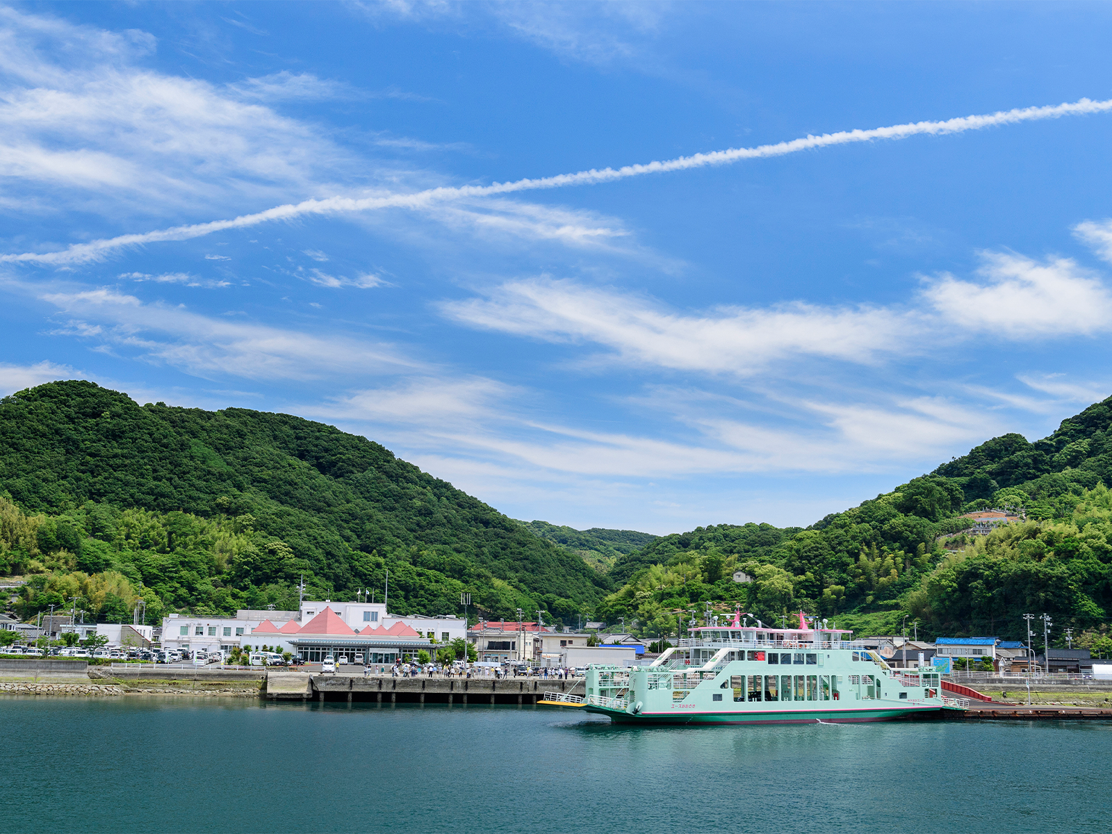 大崎上島は本土やほかの島との橋がない離島。本土側の竹原市と島をつなぐフェリーは、30分に1本のペースで出ている。所要時間は約30分。