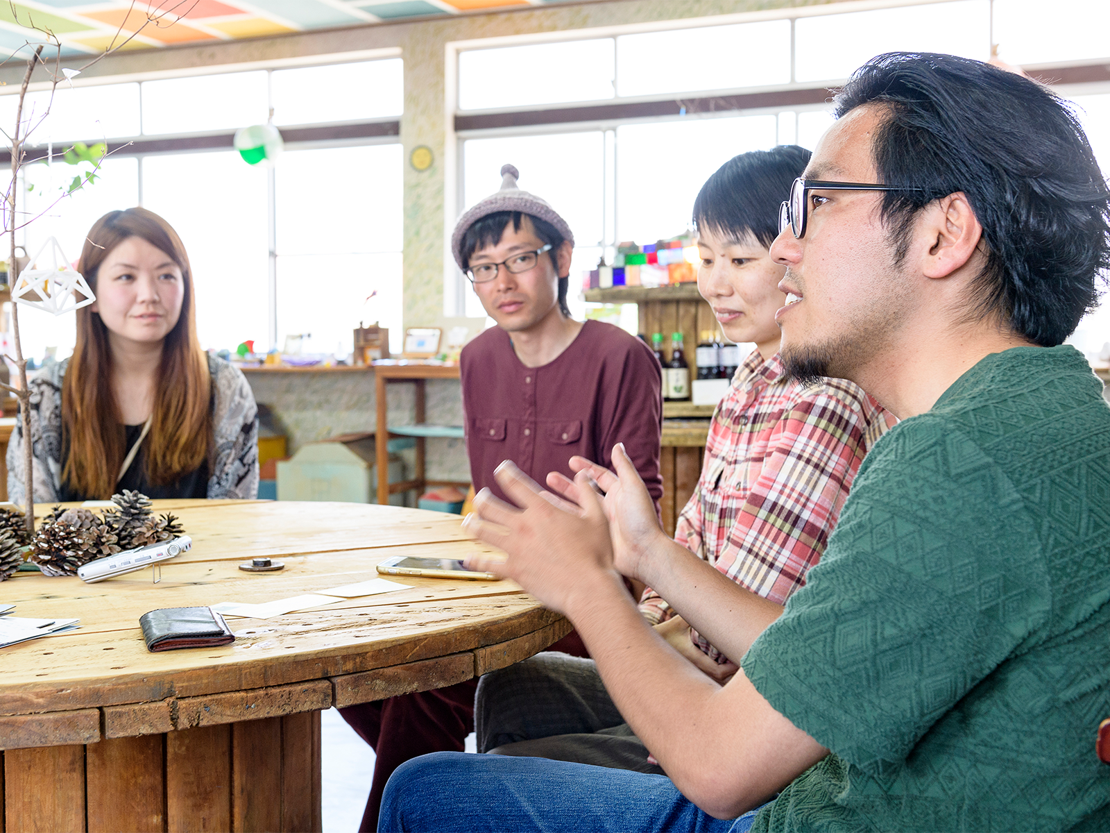 話をしている円形のテーブルは、造船所でもらってきたもの。案内所のインテリアはほとんど島内でもらったモノの再利用。島の産業、文化、暮らしが見えてくる。