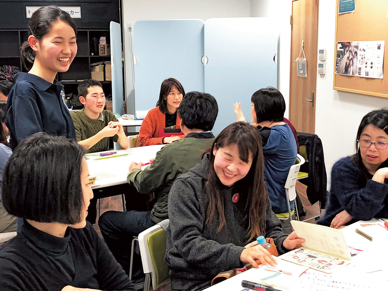 部長の富木南葉さん(左端の立っている女子)はファシリテーターを務めた。