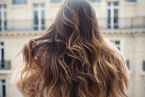 ヘアオイルで簡単ケア もうパサパサ髪に悩まない 髪の毛がパサパサになってしまうのはなぜ Ng習慣とその解決法や効果的なオイルの使い方 トウキョウコスメ Tokyocosme 美容マガジンサイト
